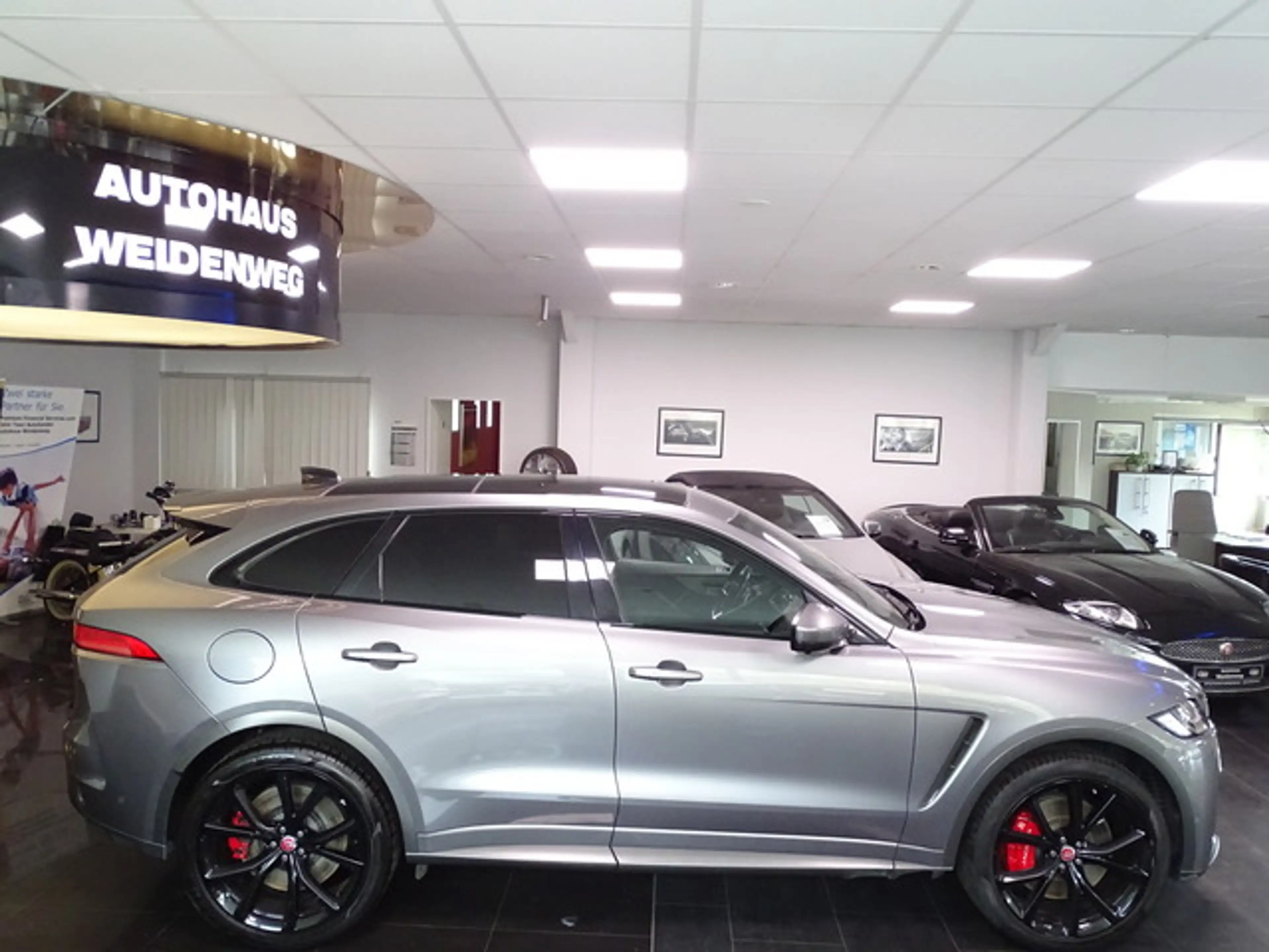 Jaguar F-Pace SVR AWD 5.0 V8 Pano HeadUp Merid.360Cam — photo 10