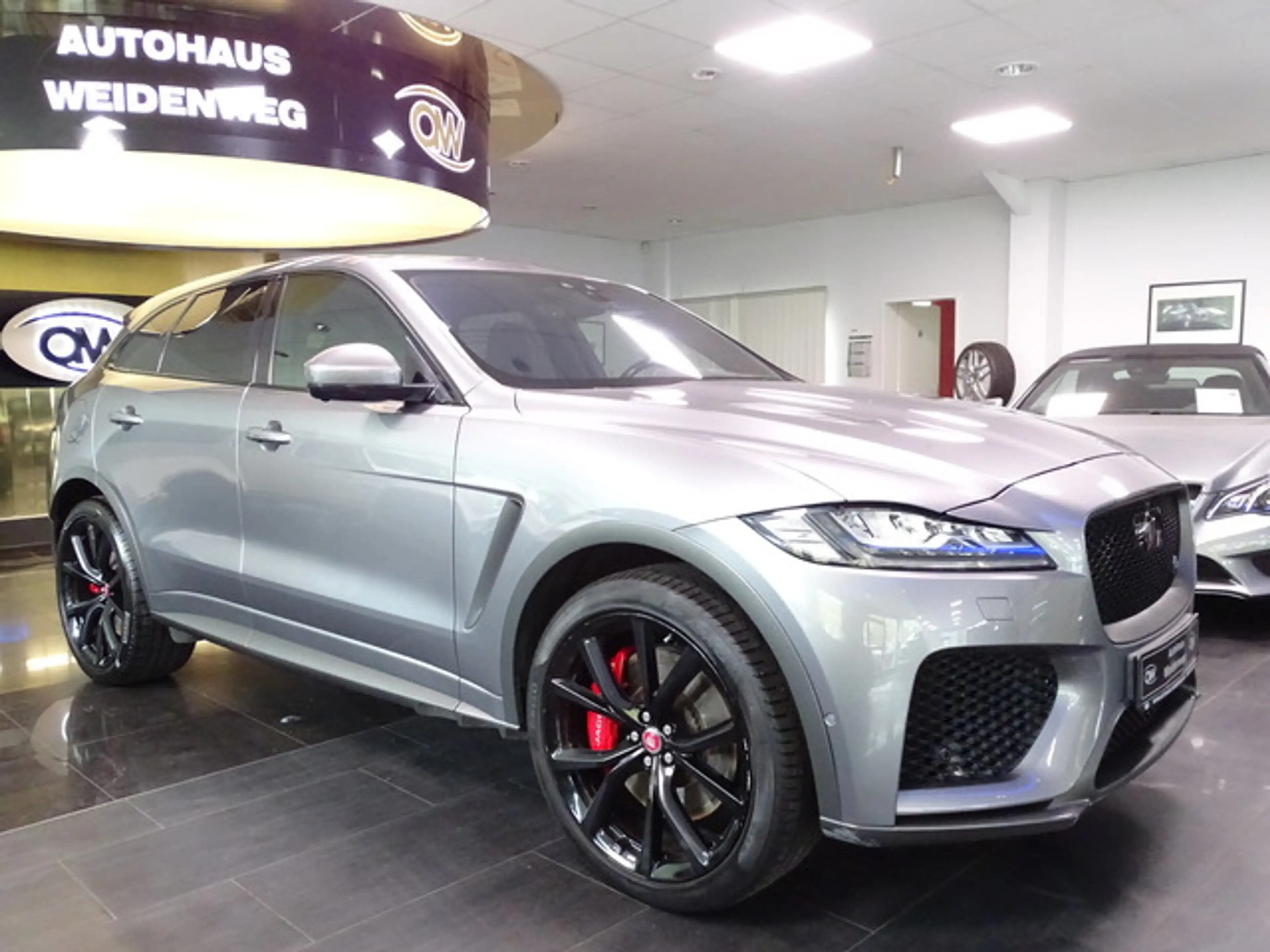 Jaguar F-Pace SVR AWD 5.0 V8 Pano HeadUp Merid.360Cam — photo 11
