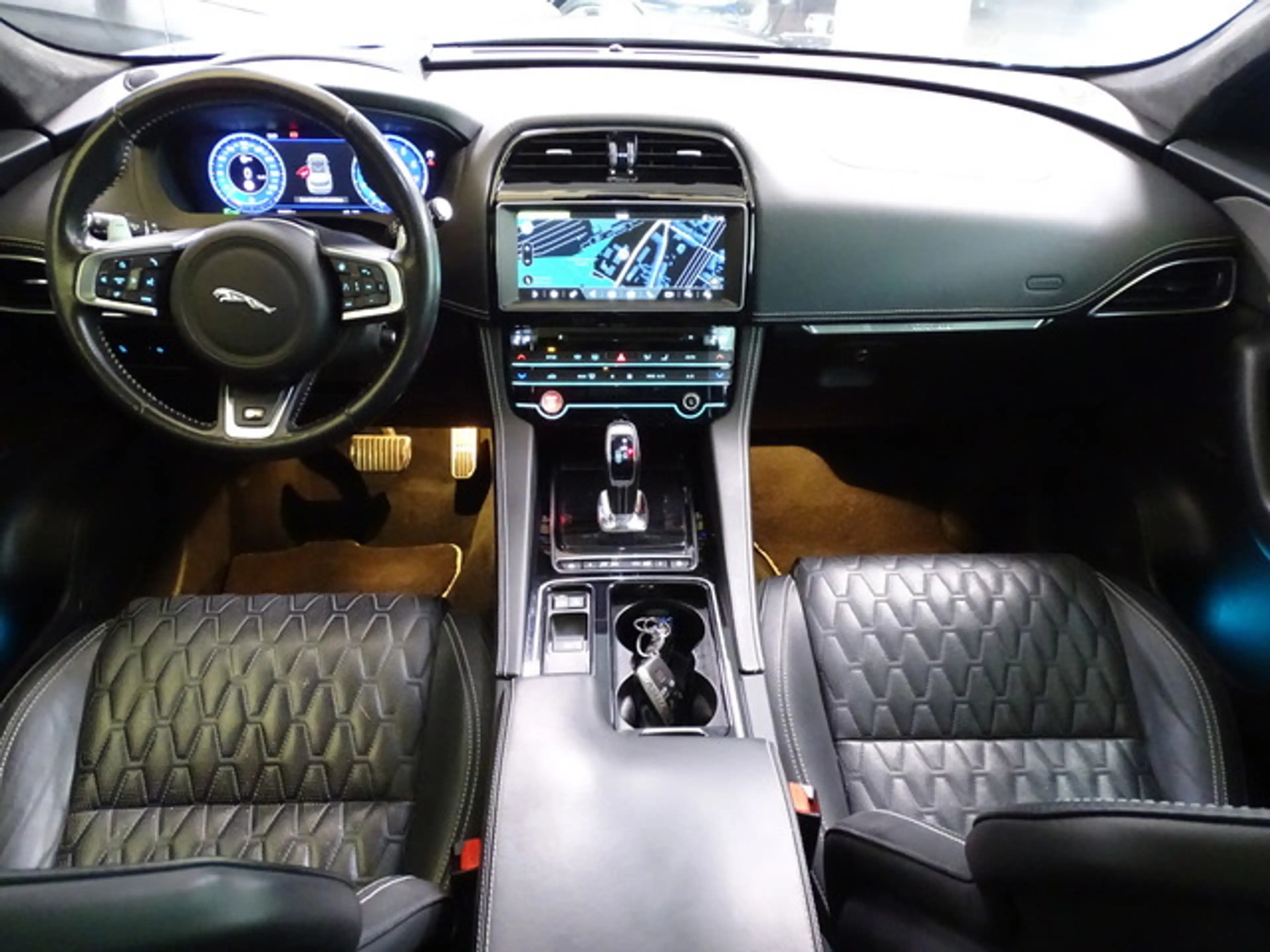 Jaguar F-Pace SVR AWD 5.0 V8 Pano HeadUp Merid.360Cam — photo 15