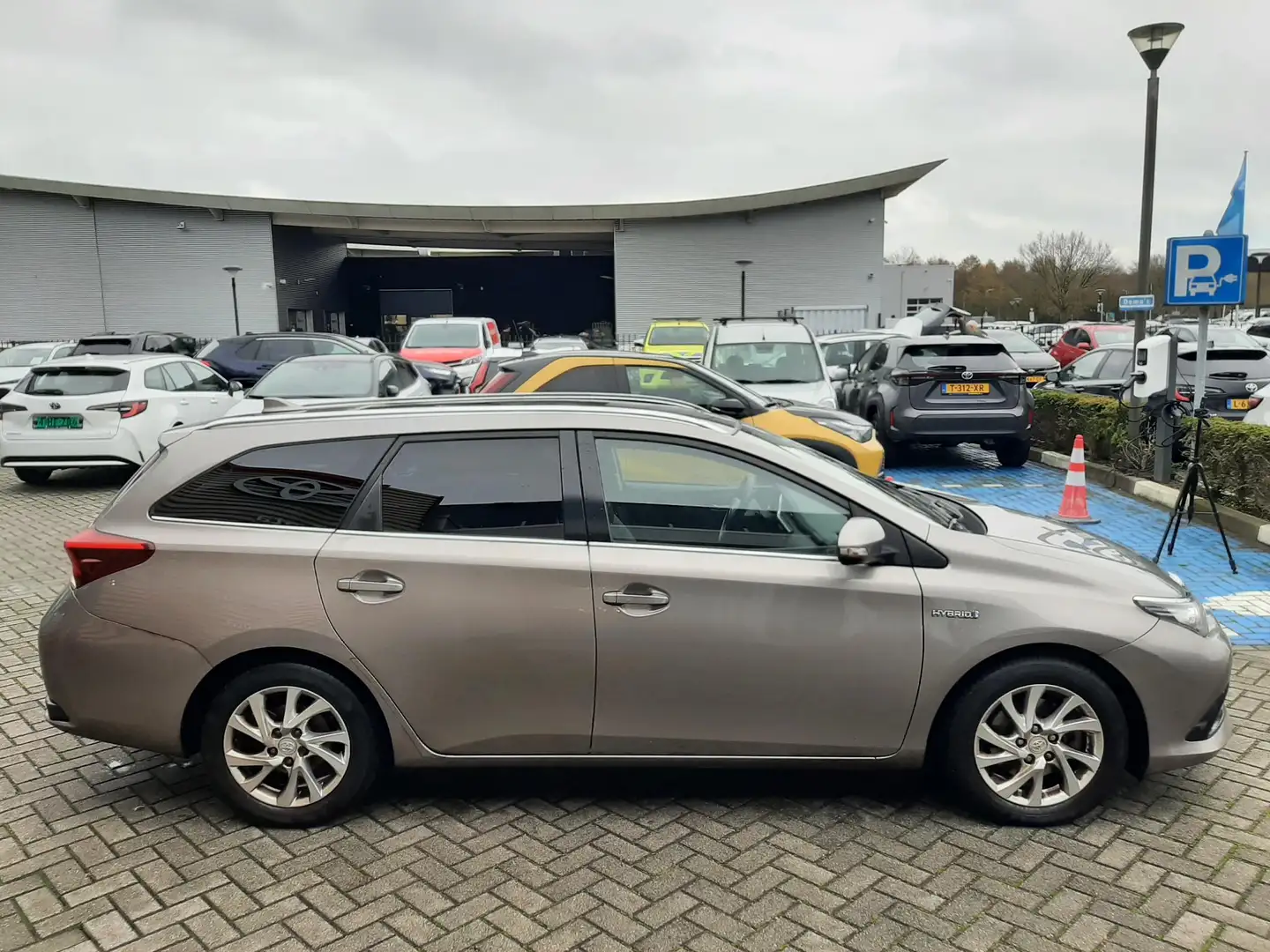 Toyota Auris 1.8 Hybrid Lease Pro TREKHAAK NAVI LM-VELGEN CRUIS Braun - 2