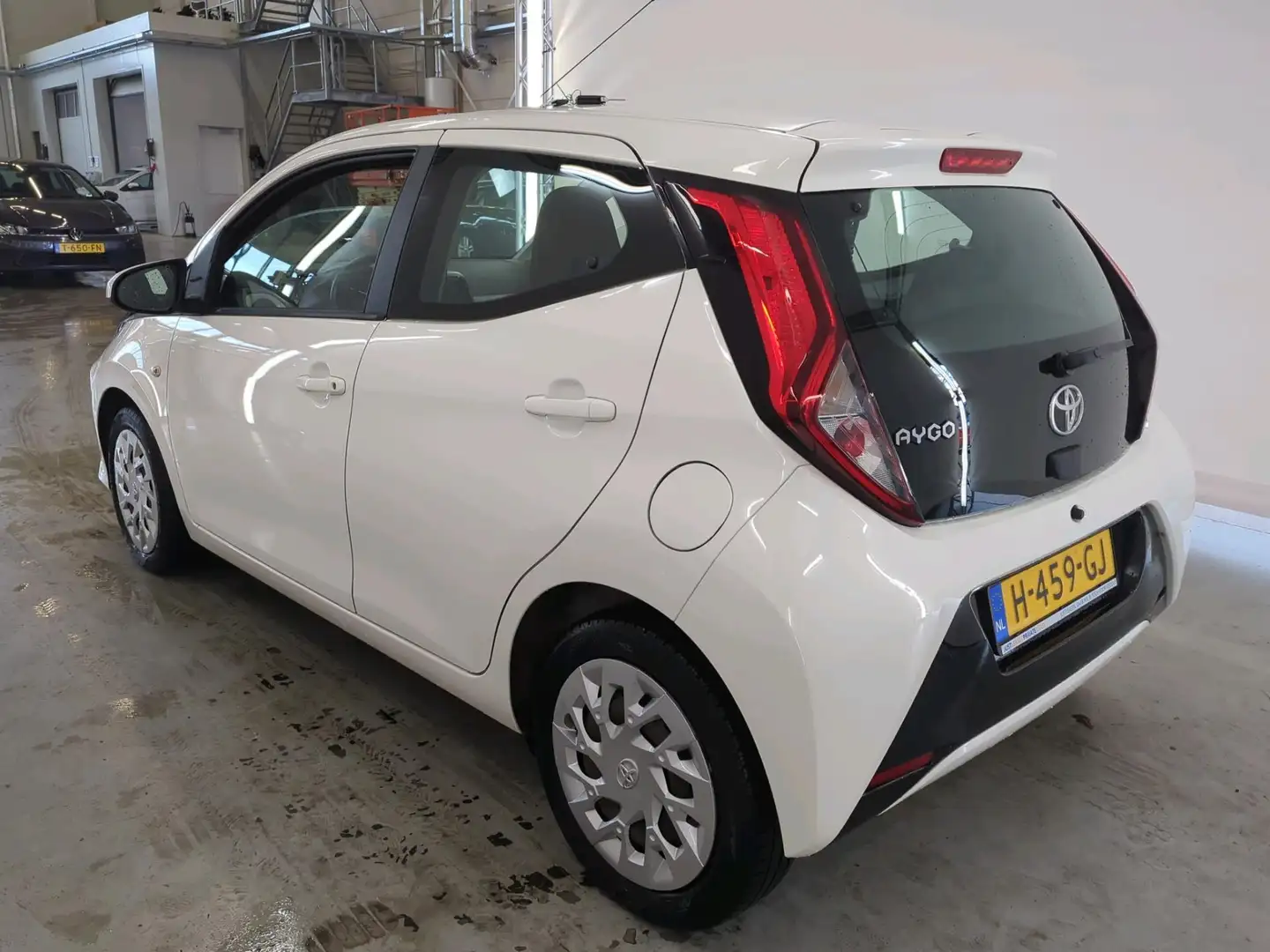 Toyota Aygo 1.0 VVT-i 72pk x-play limited | 5-deurs | Apple Ca Blanc - 2