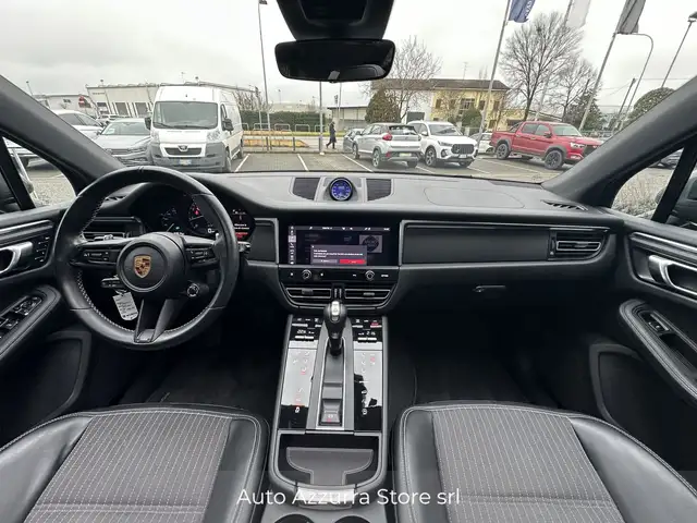 Porsche Macan view 11
