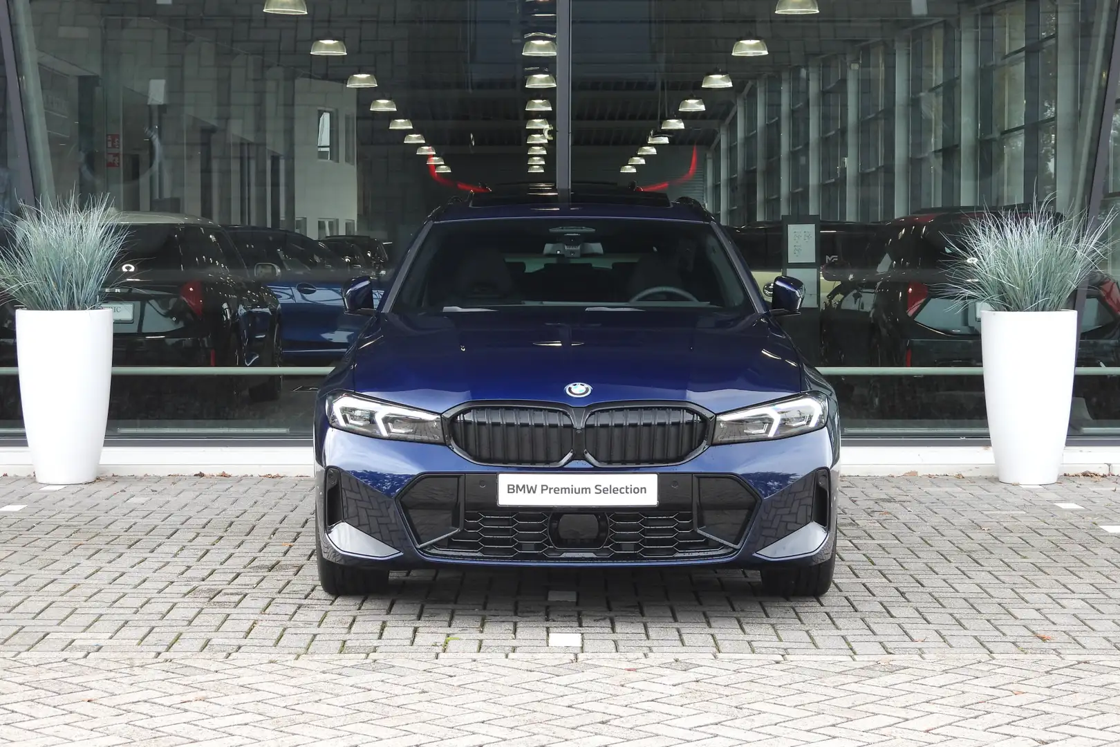 BMW 330 3 Serie Touring 330e High Executive M Sport Automa Blauw - 2