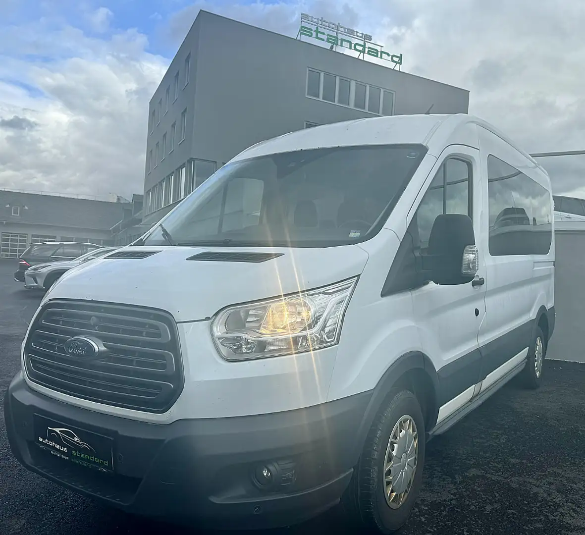 Ford Transit TRANSIT 2.2 TDCI *RETTUNGSWAGEN*BETT/SESSEL/RAM... Weiß - 1