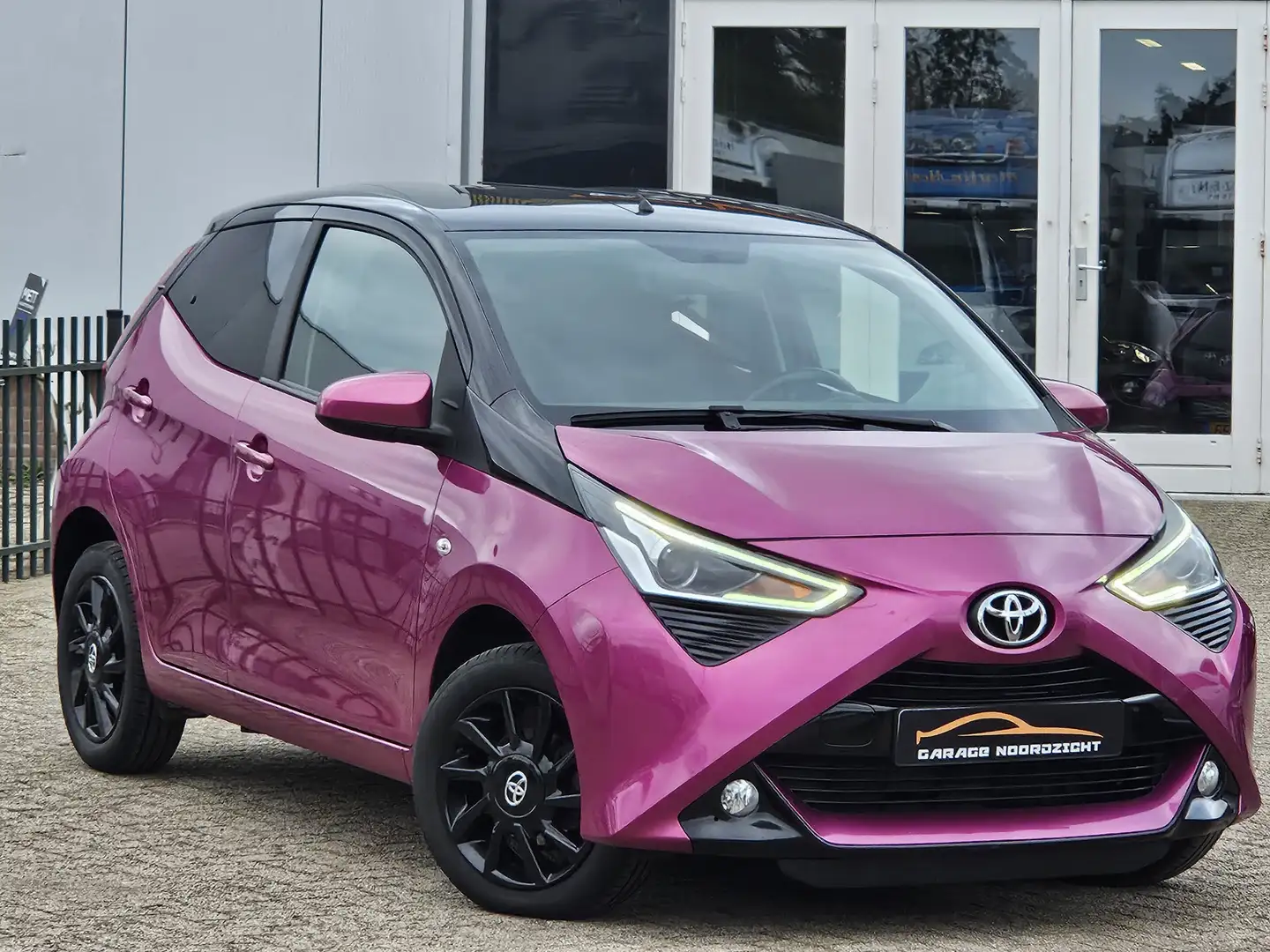 Toyota Aygo 1.0 VVT-i x-play AIRCO|CAMERA|GETINT GLAS|LM-VELGE - 2