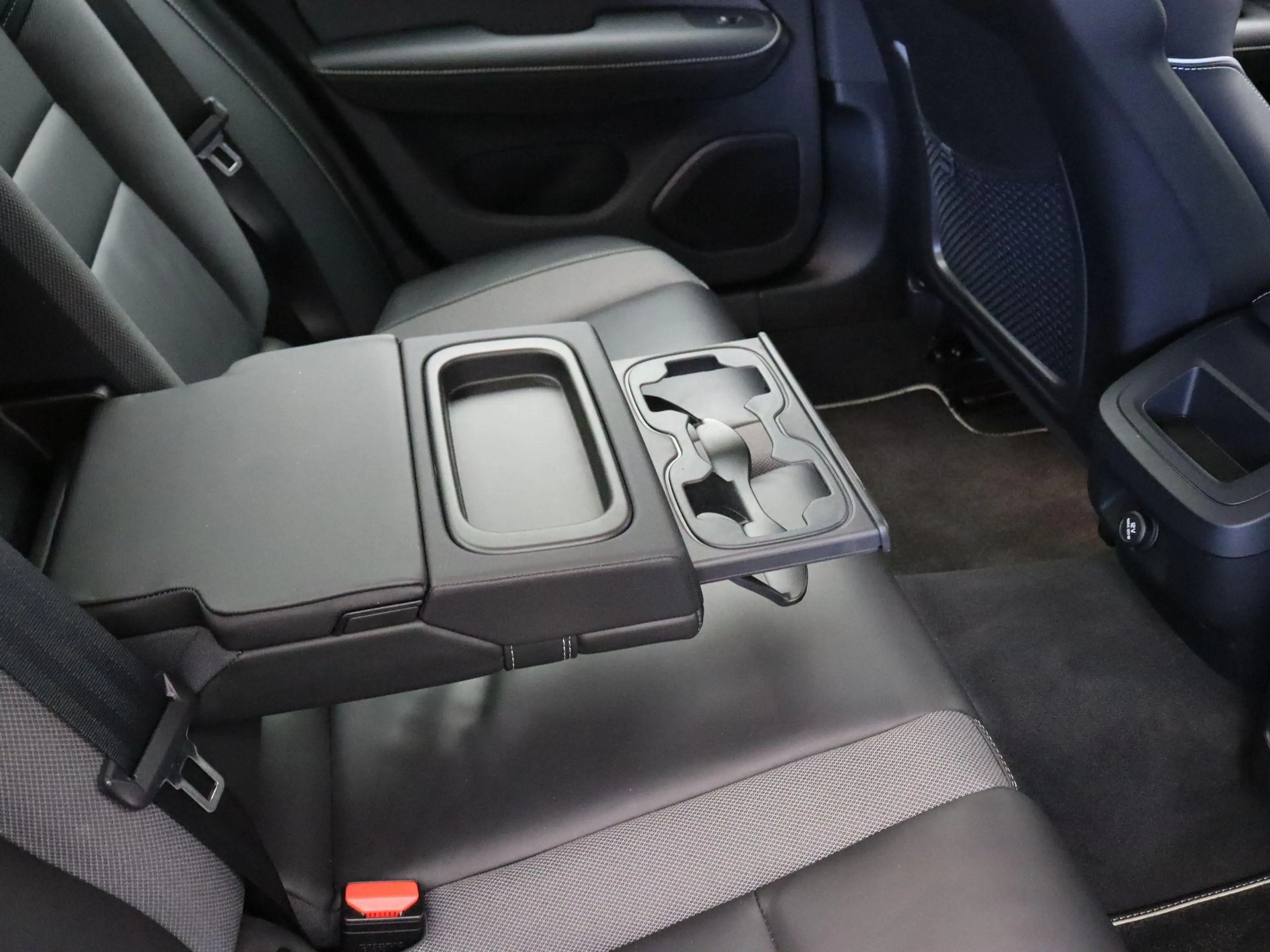 Volvo S60 2.0 T4 R-Design | Trekhaak | Elektrische Stoelvers — photo 3