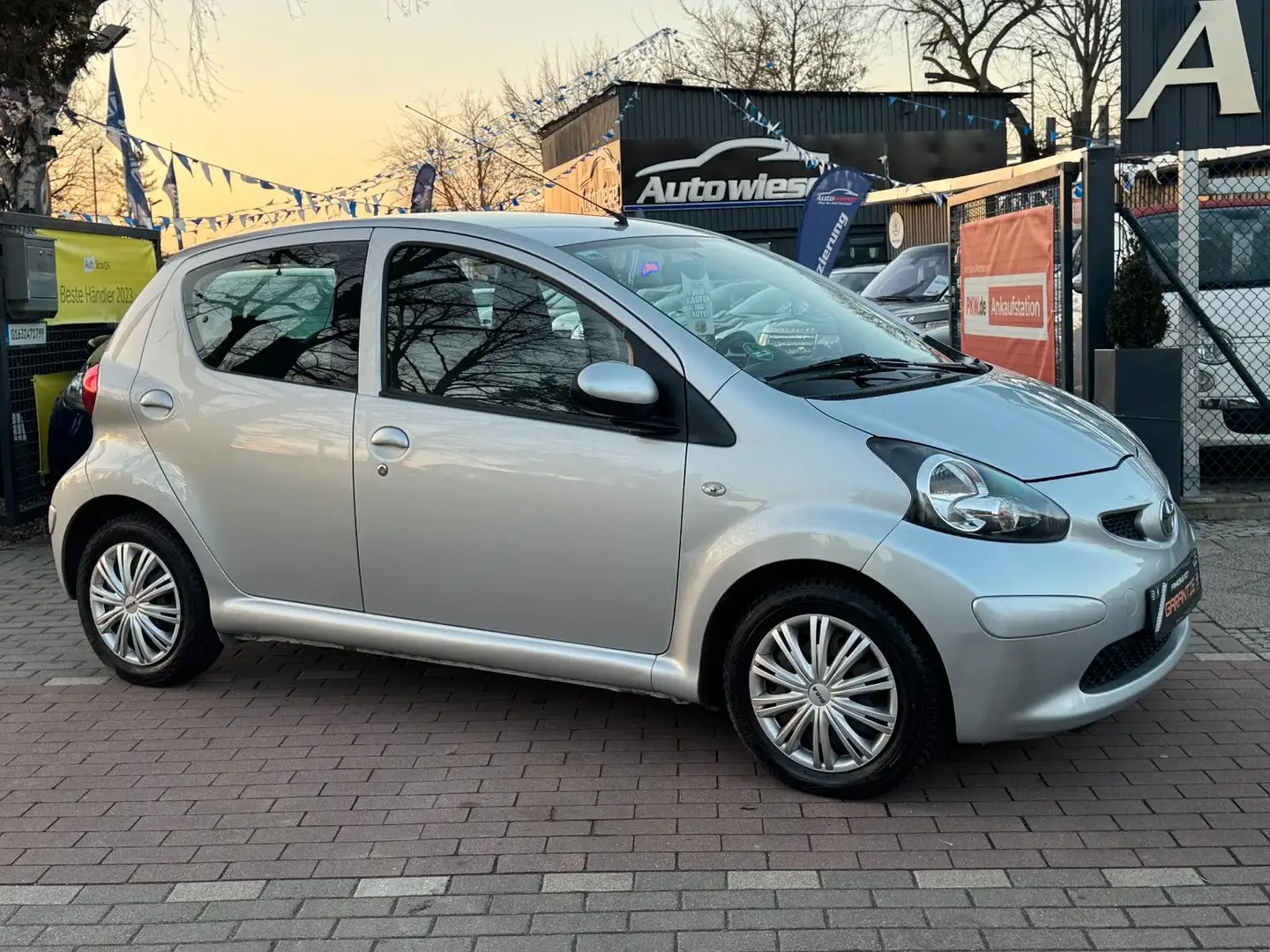 Toyota Aygo 1.0 Cool Klima*Allwetter*E-Paket*TÜV NEU* Plateado - 1