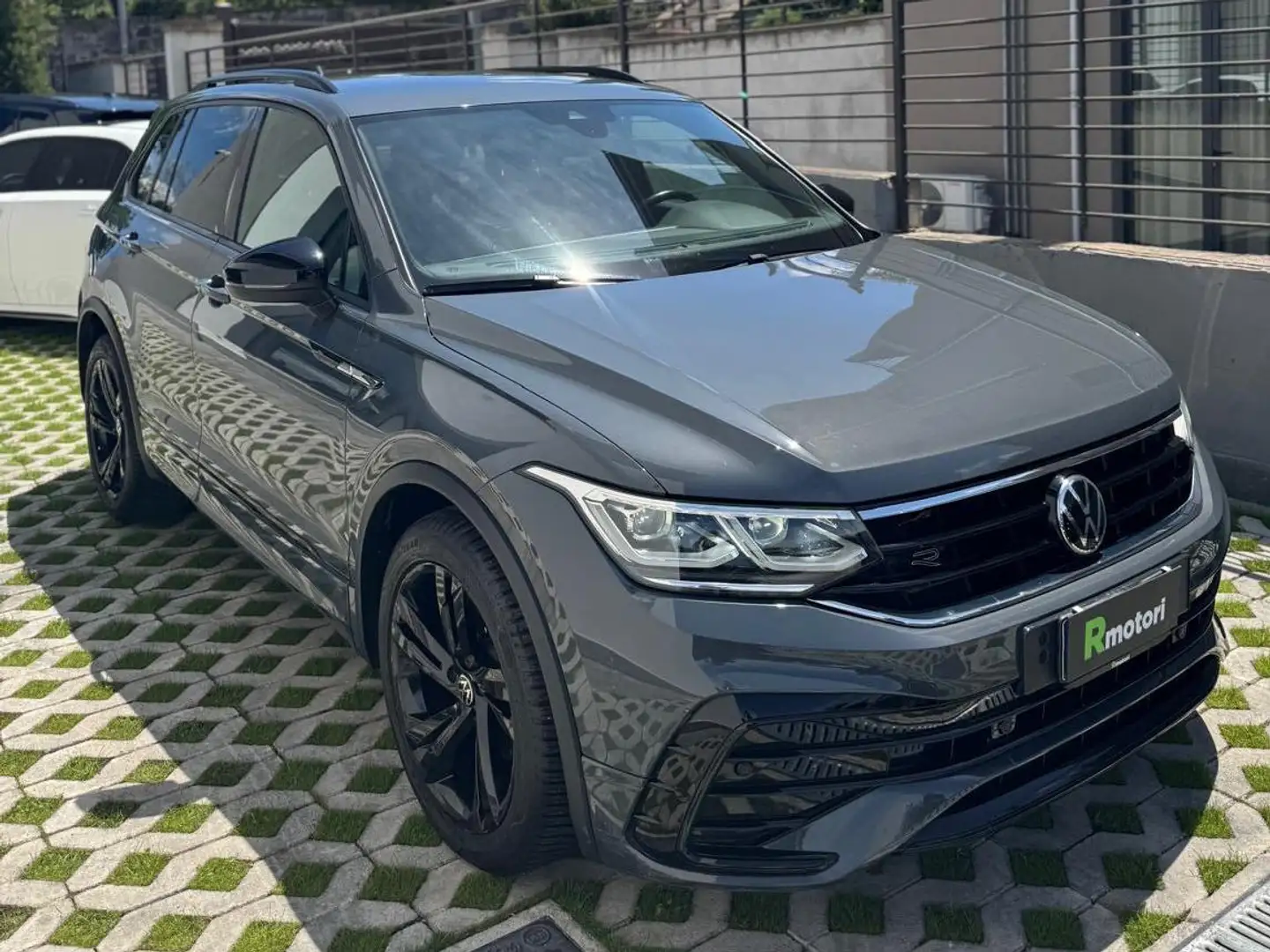 Volkswagen Tiguan 2.0 tdi R-Line 150cv dsg Gris - 1