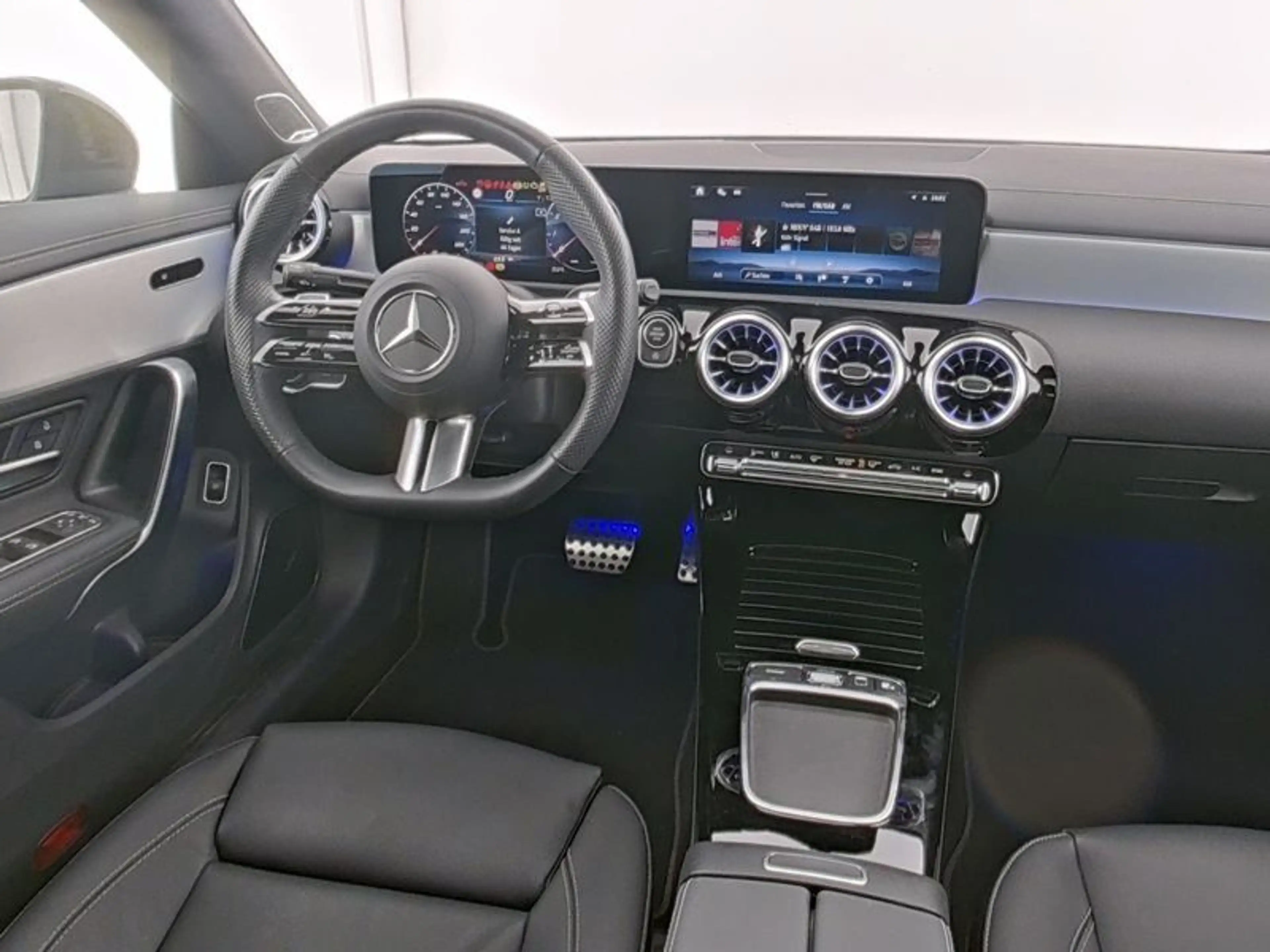 Mercedes-Benz CLA 200 AMG Premium Night Pano Burm Leder Multib — photo 5