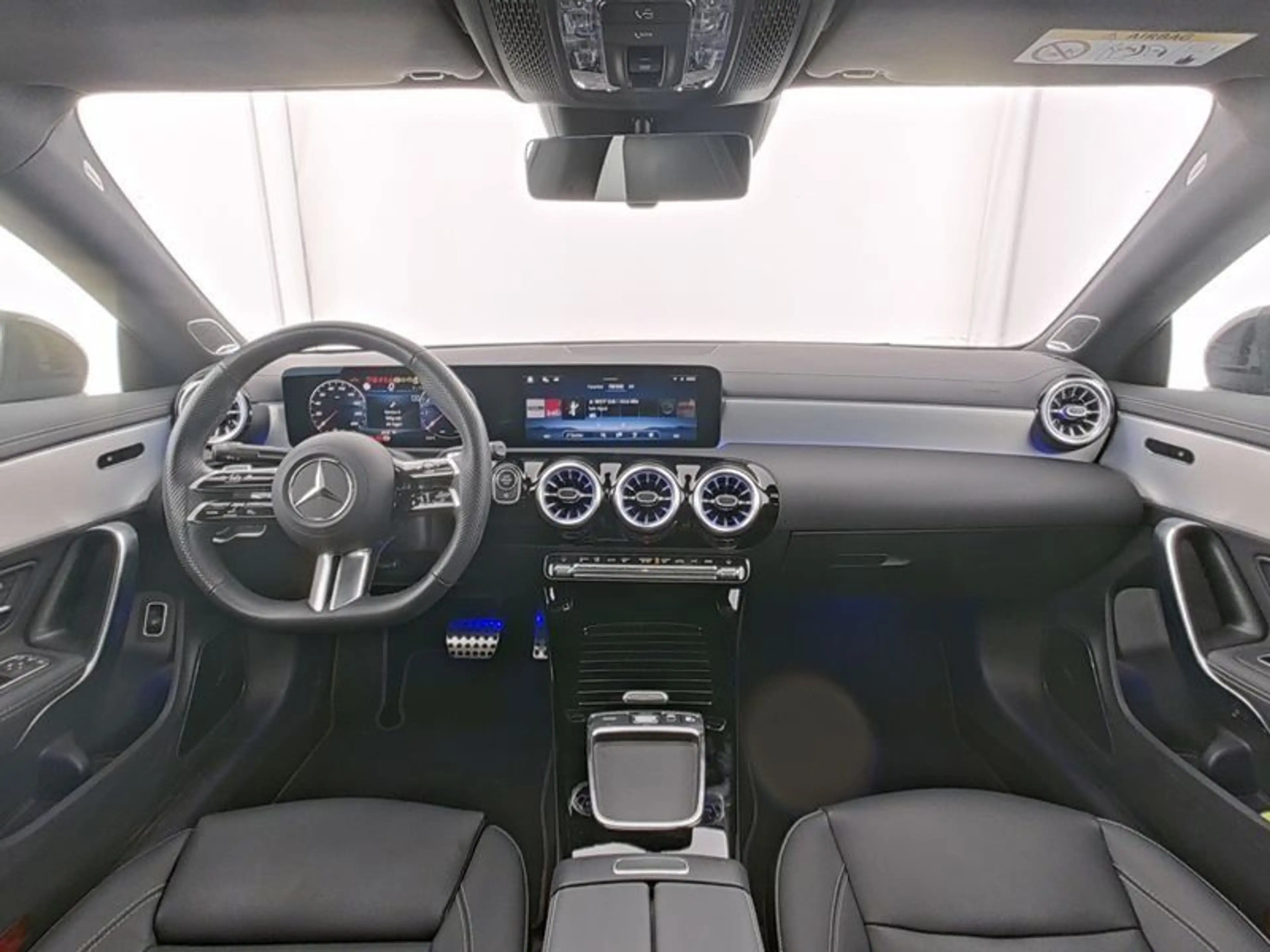 Mercedes-Benz CLA 200 AMG Premium Night Pano Burm Leder Multib — photo 3