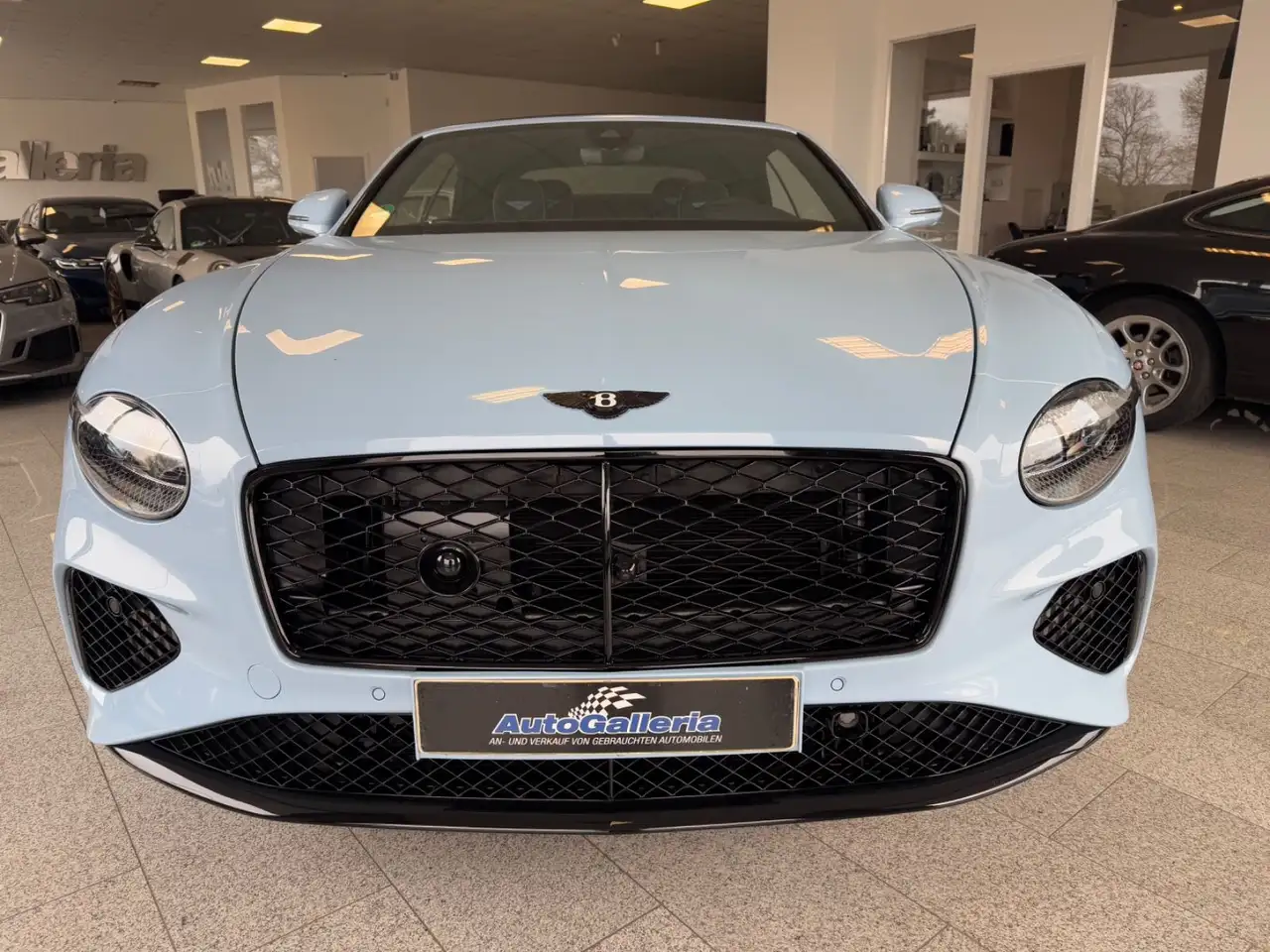 Bentley Continental GTC 2025 — фото 8