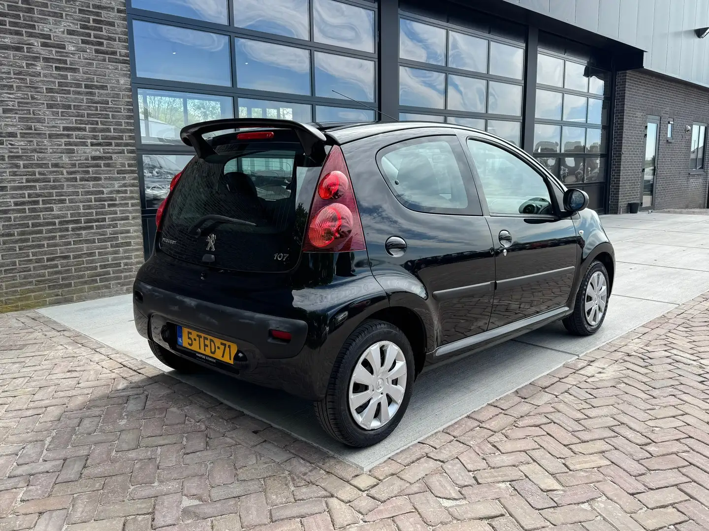 Peugeot 107 1.0 Active | VOL | Airco | elektrisch pakket | Noir - 2