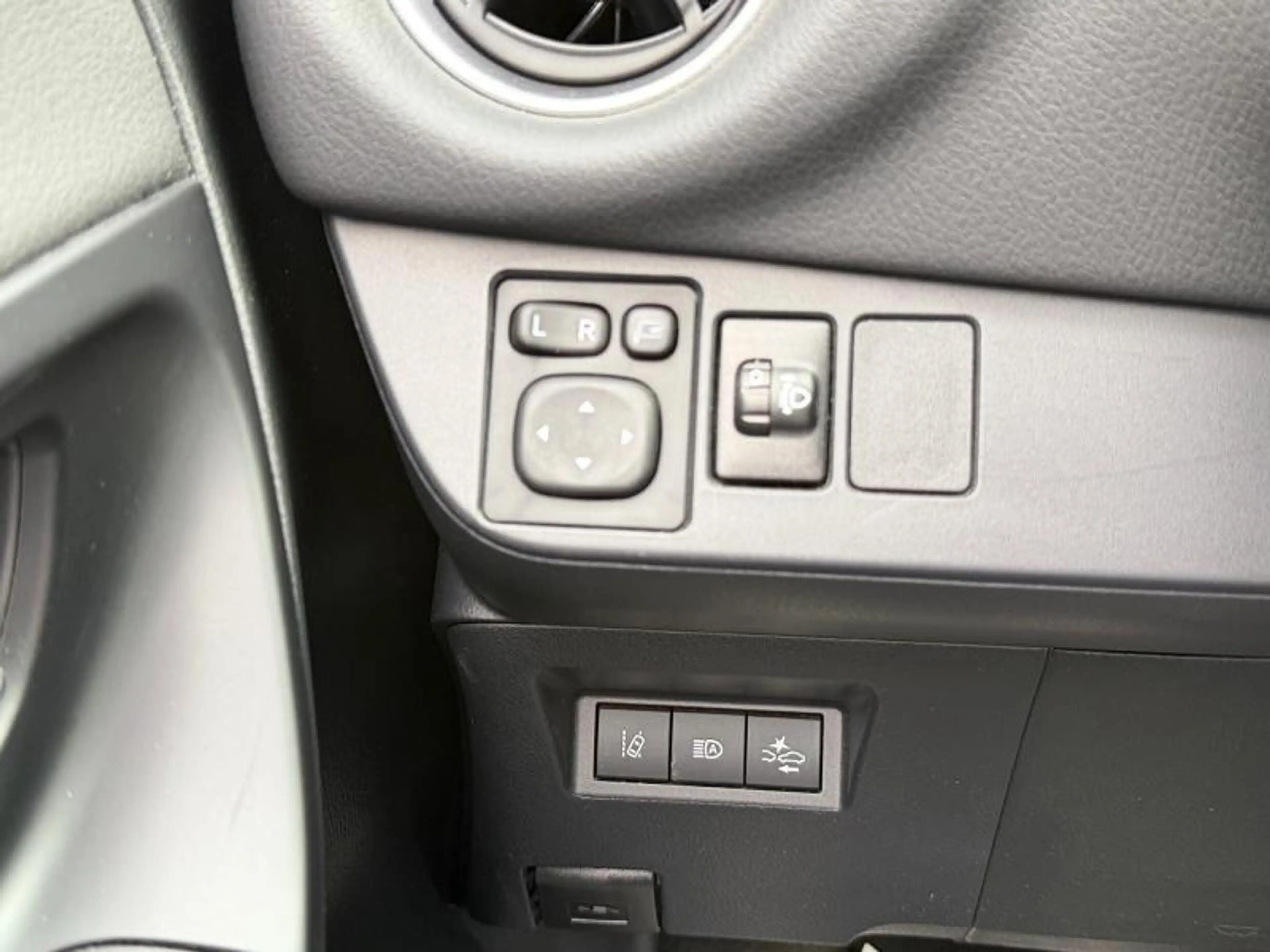 Toyota Yaris Y20 — photo 22