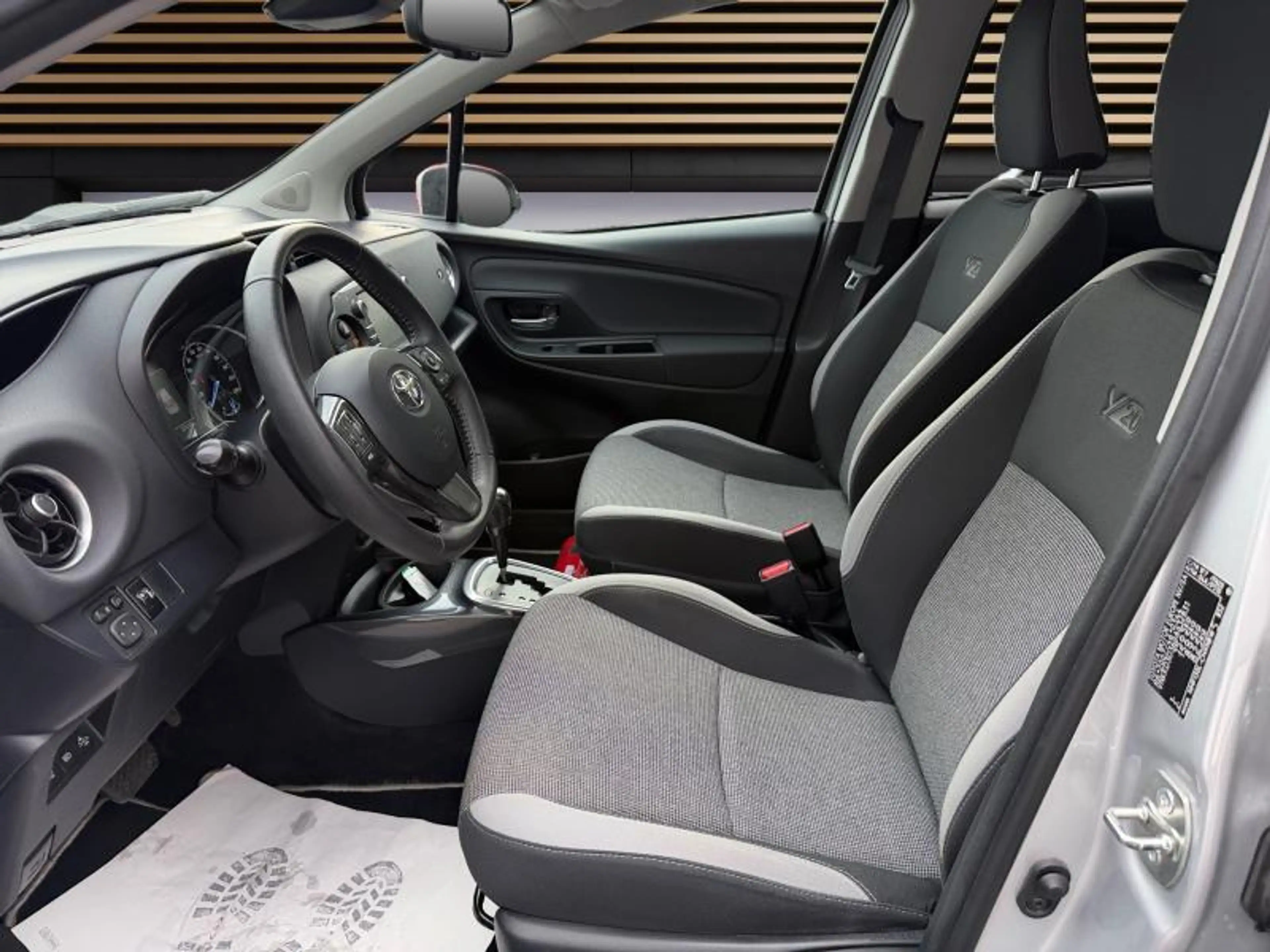 Toyota Yaris Y20 — photo 10