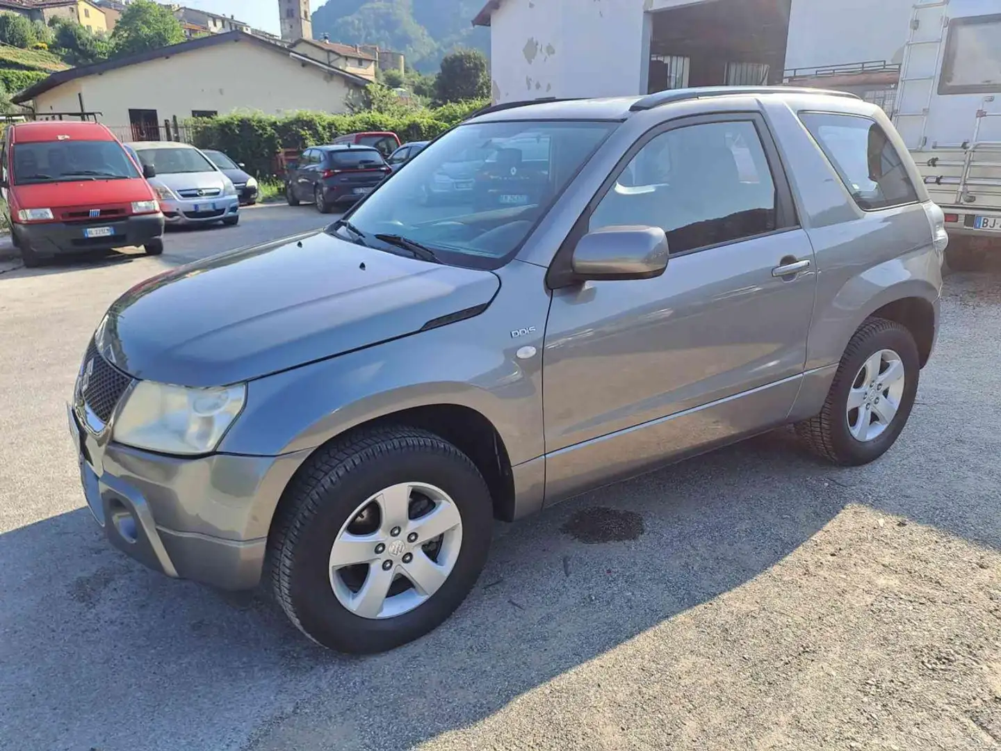 Suzuki Grand Vitara 1.9 DDiS 3 porte Gri - 2