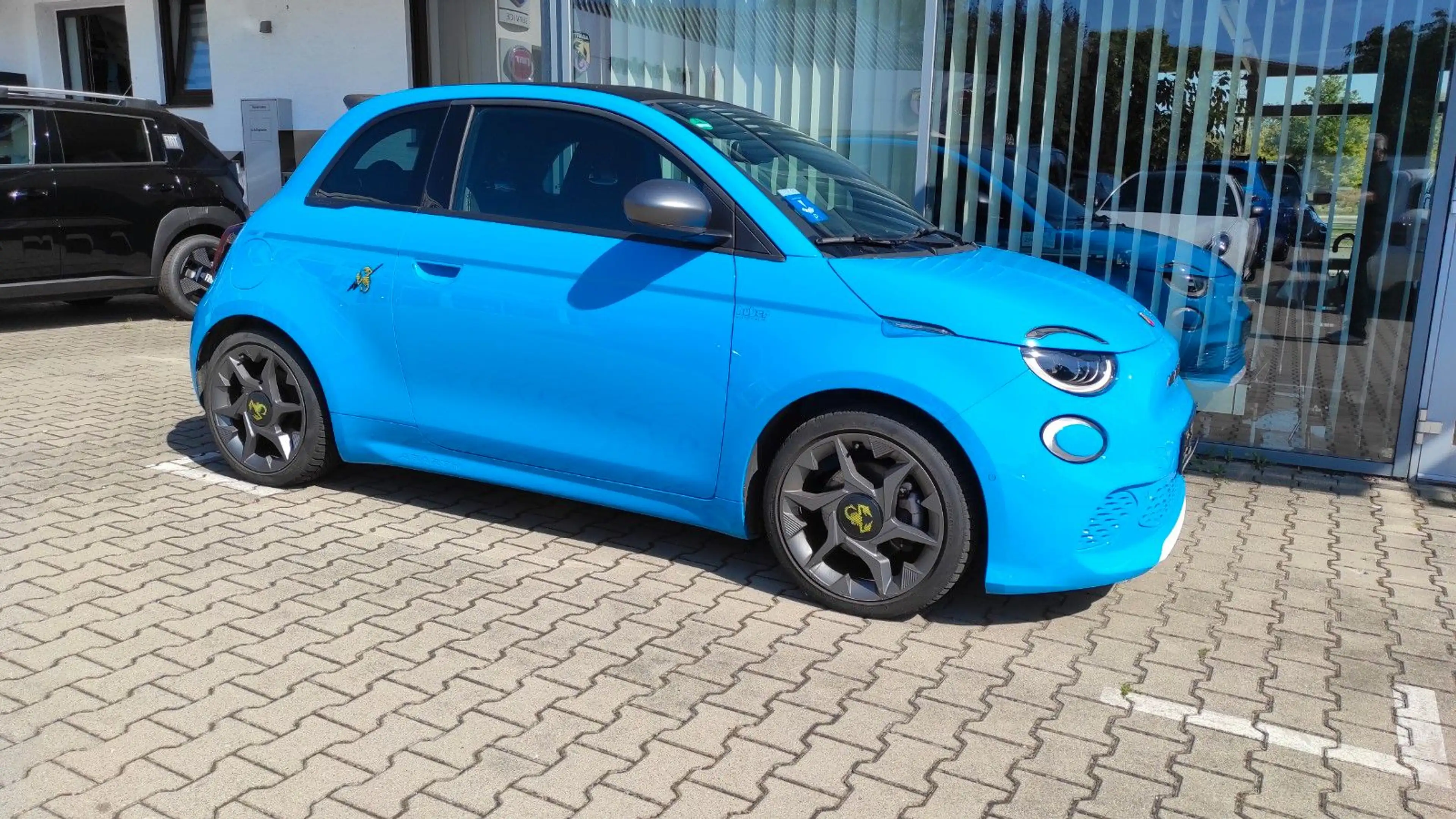 Abarth 500e Cabrio Scorpionissima — photo 4