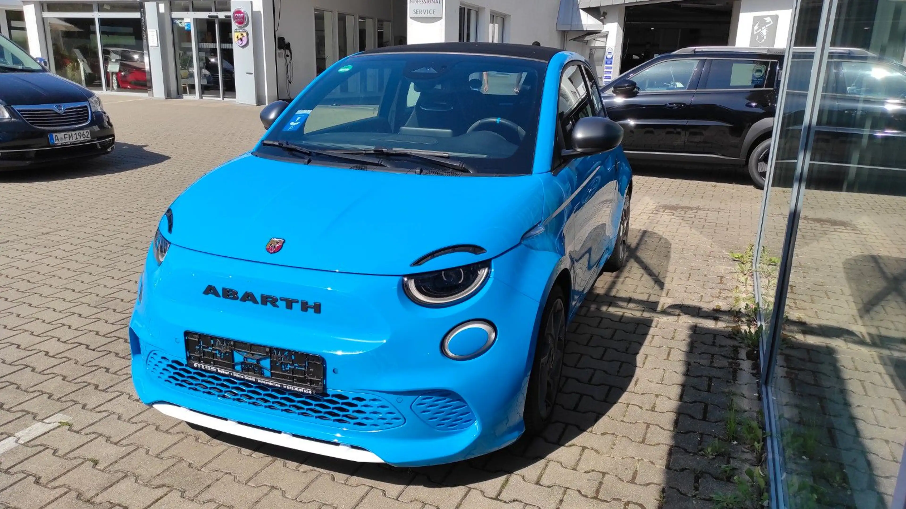 Abarth 500e Cabrio Scorpionissima — photo 11