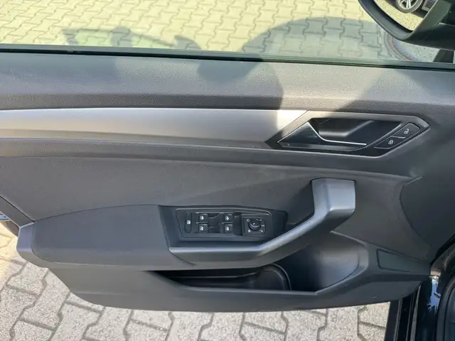 Volkswagen T-Roc view 16