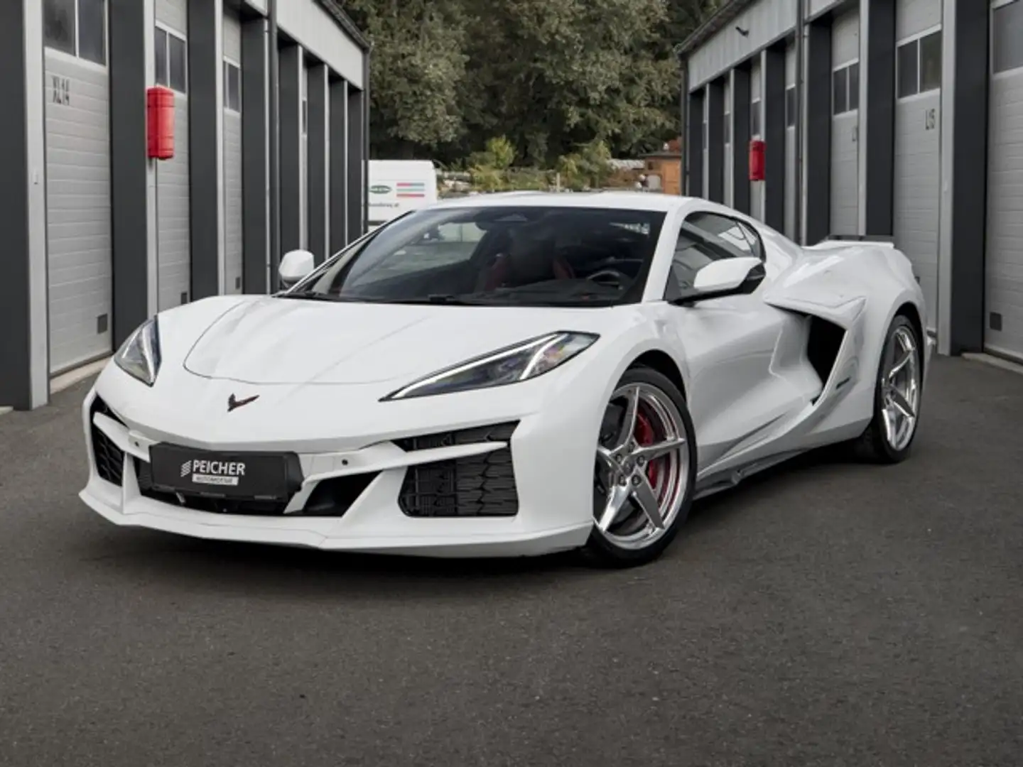 Chevrolet Corvette C8 E-Ray Coupe 3LZ 6,2 L V8 Hybrid AT AWD / ALL... Белый - 1