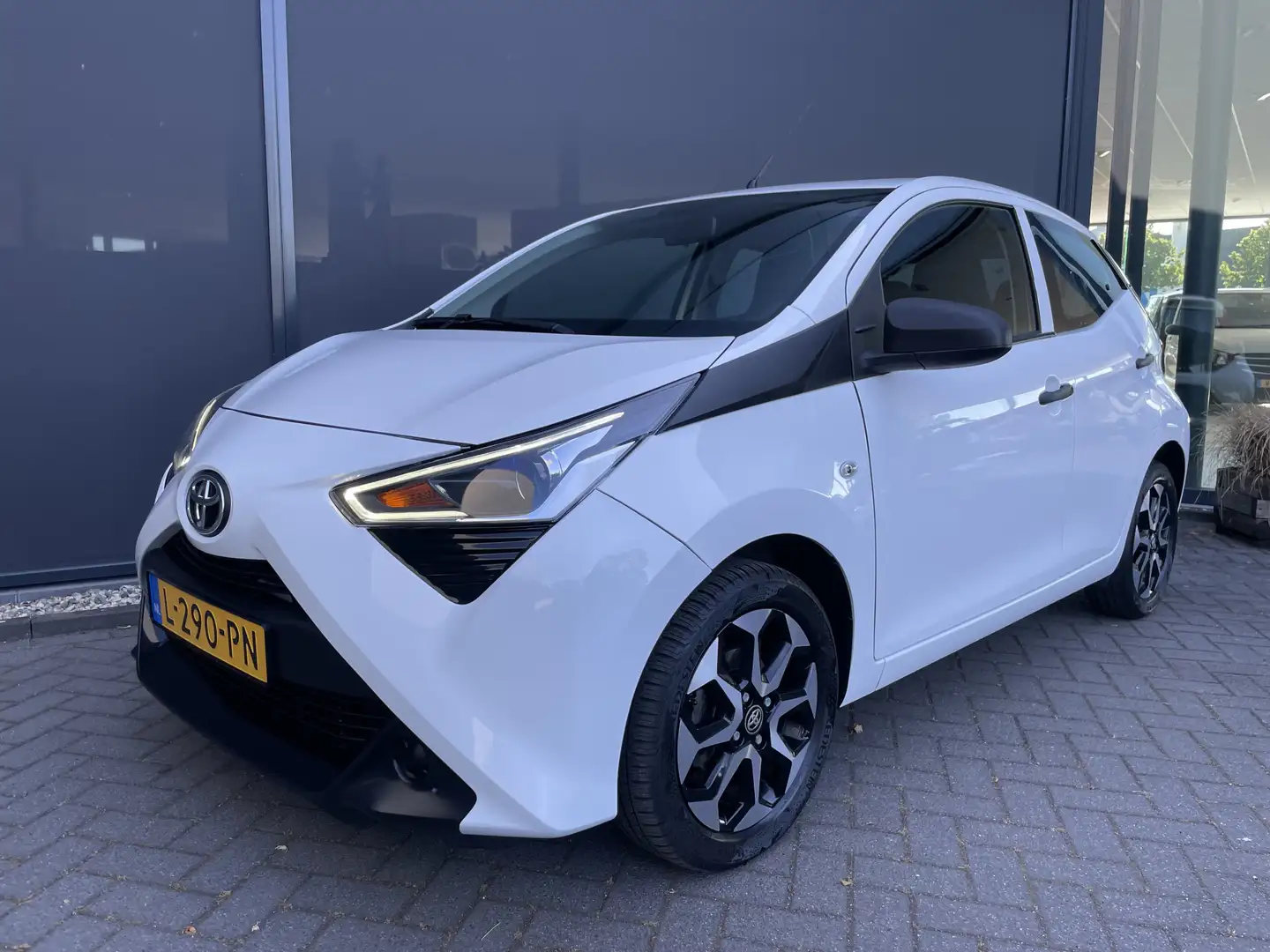 Toyota Aygo 1.0 VVT-i x-fun Airco - Bluetooth - Cruise control Weiß - 2
