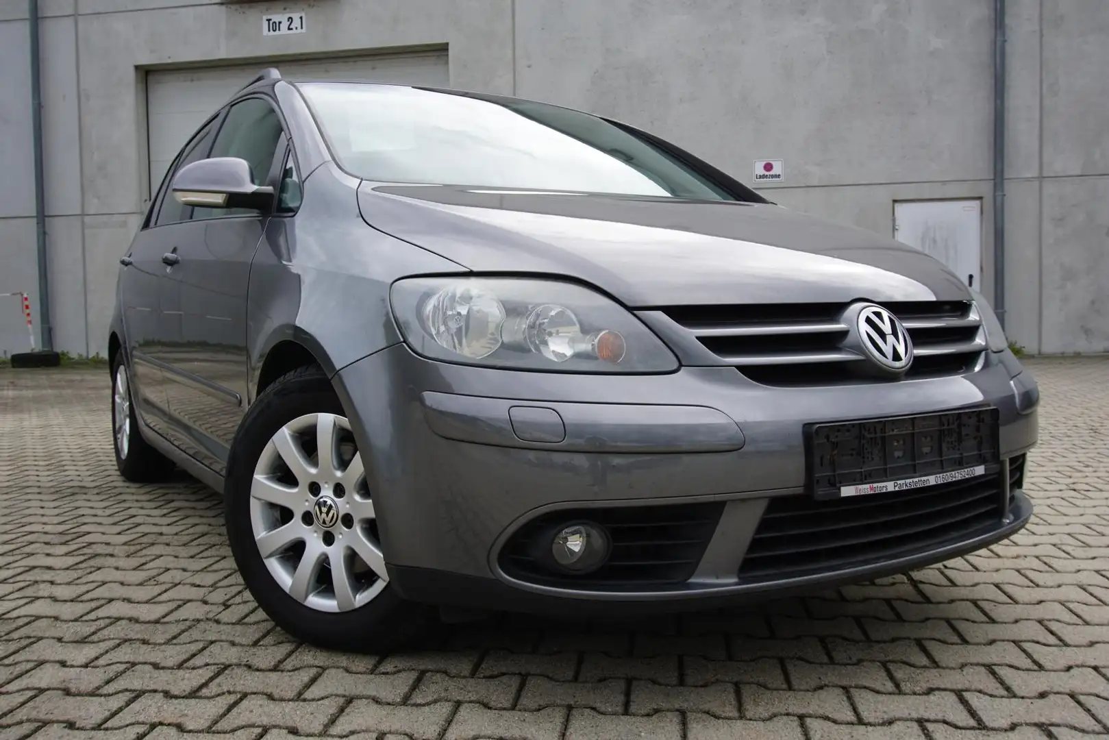 Volkswagen Golf Plus 1.9TDI AHK PDC SHZ Tempomat Šedá - 1