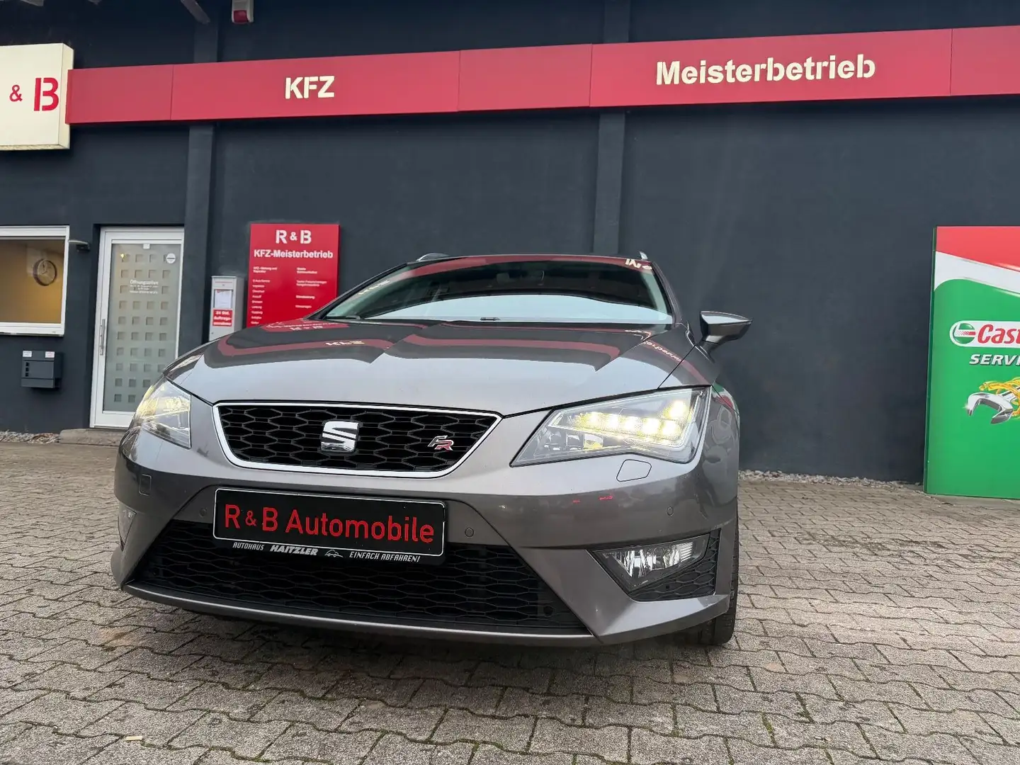 SEAT Leon ST FR 2.0TDI*Navi*Led*AHK*150PS*Automatik* Grau - 2