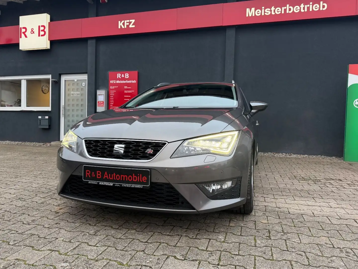SEAT Leon ST FR 2.0TDI*Navi*Led*AHK*150PS*Automatik* Grau - 1