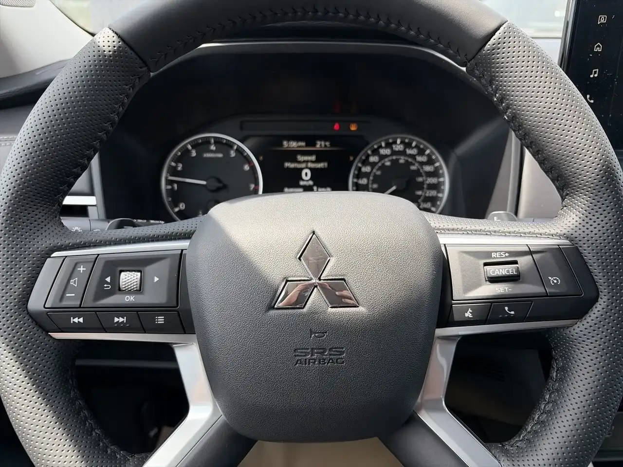 Mitsubishi Outlander снимка Mitsubishi Outlander