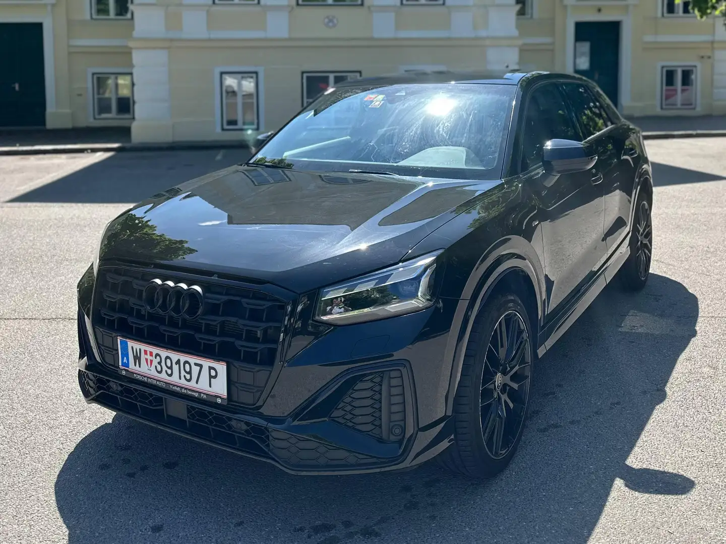 Audi Q2 35 TFSI S line Schwarz - 1