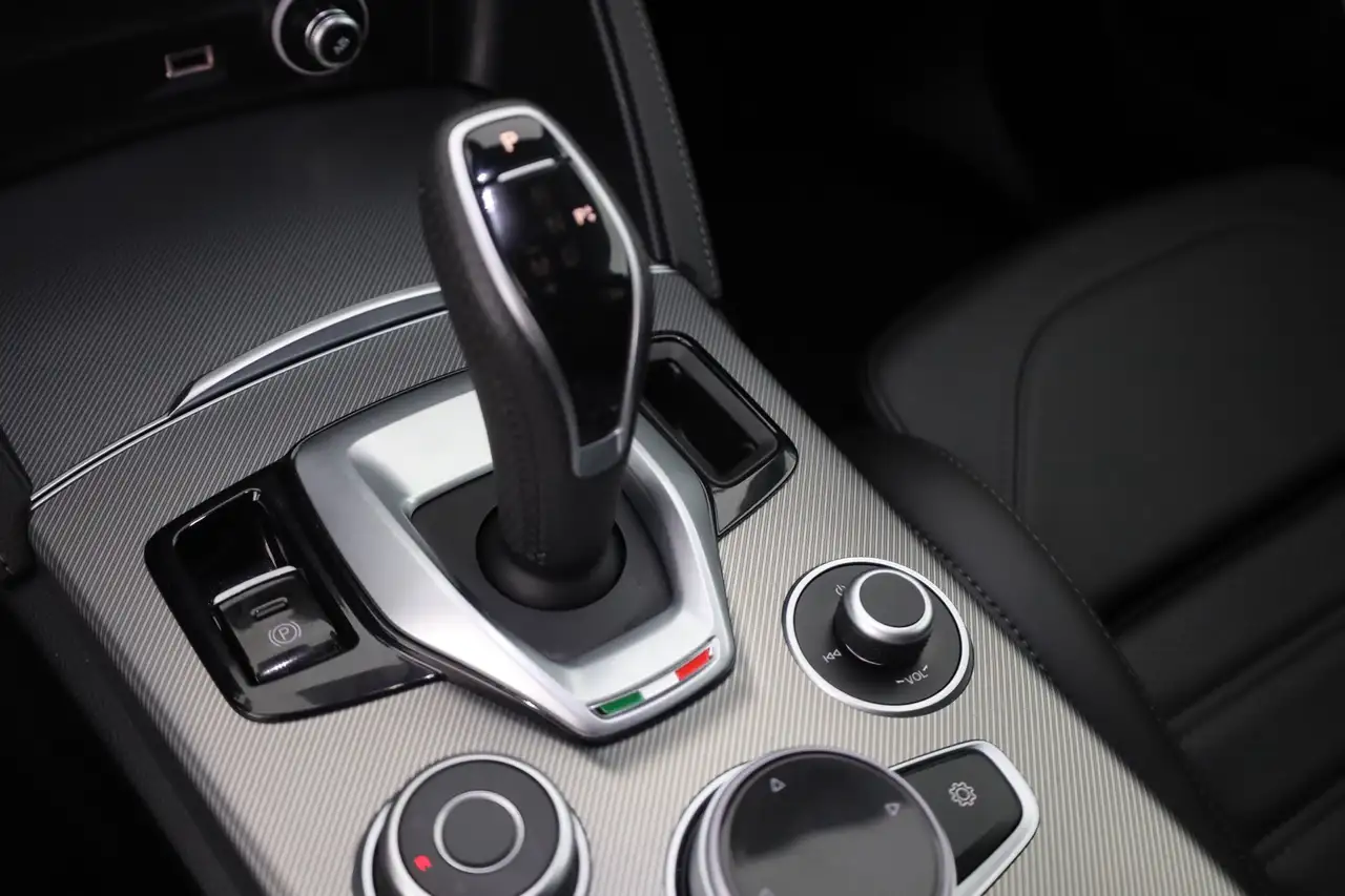 Alfa Romeo Stelvio 2022 — фото 13