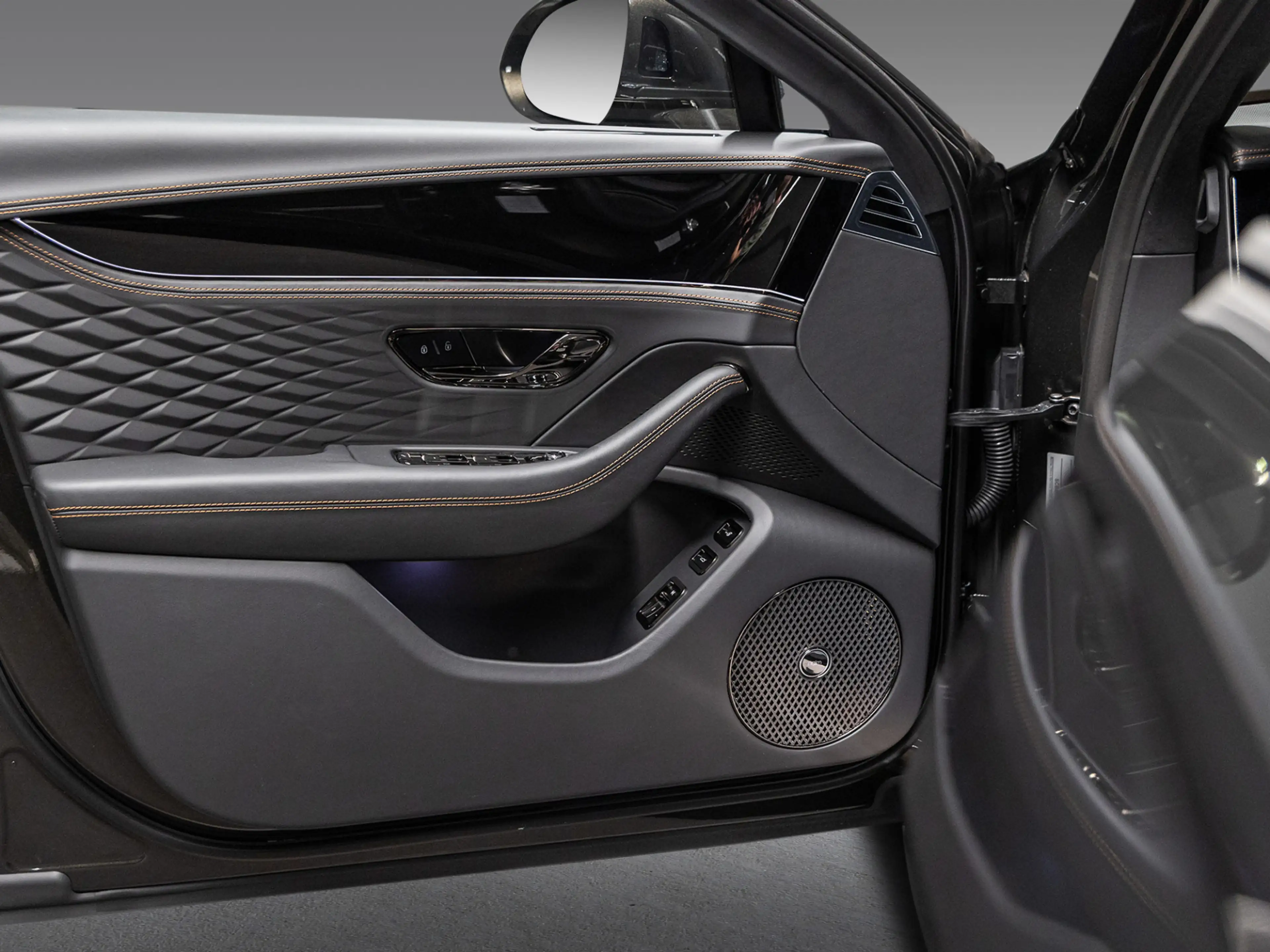 Bentley Flying Spur Azure V8 Hybrid MY2027 | Coming soon — photo 15
