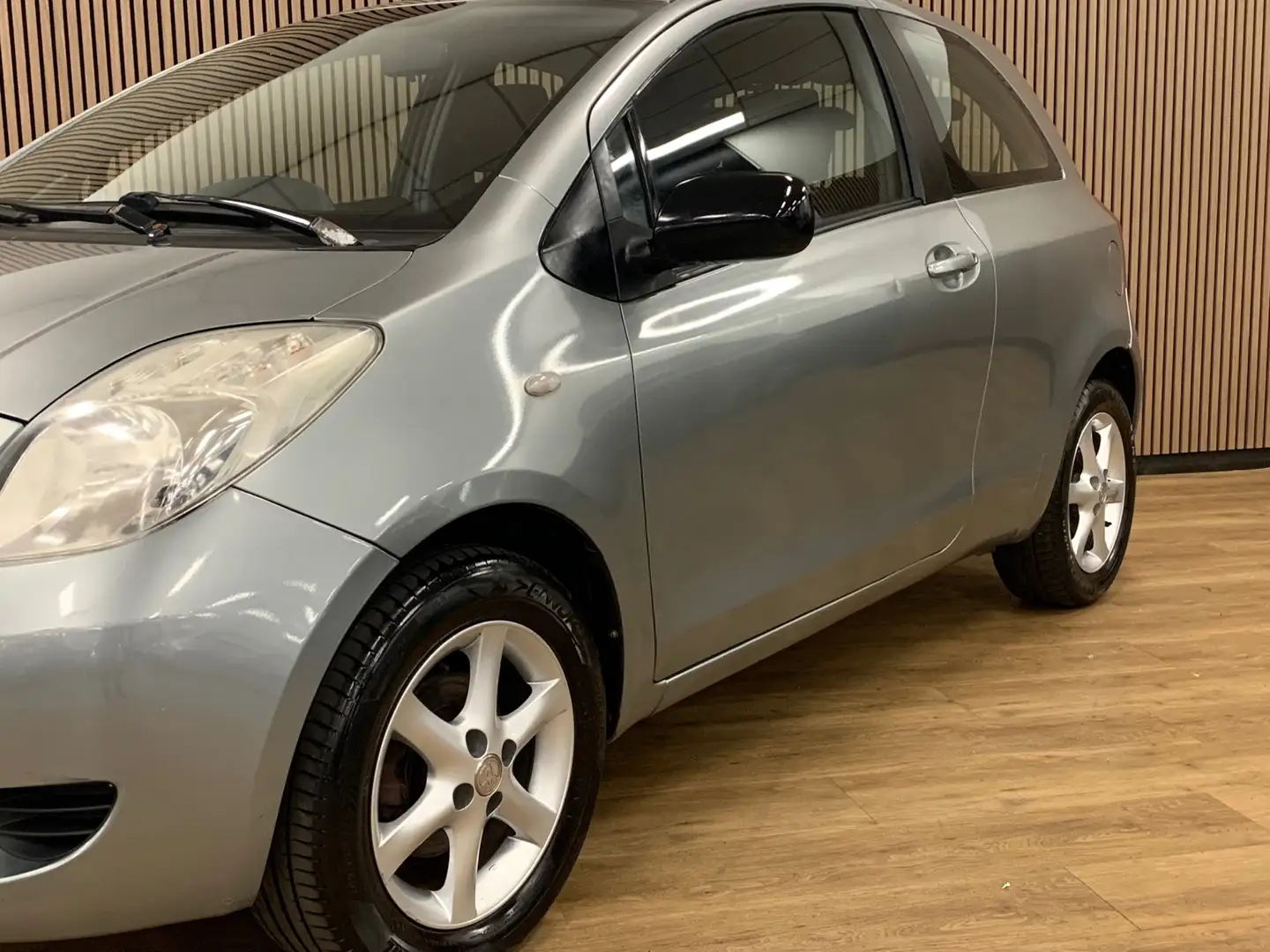 Toyota Yaris 1.0 VVTi + Gris - 2