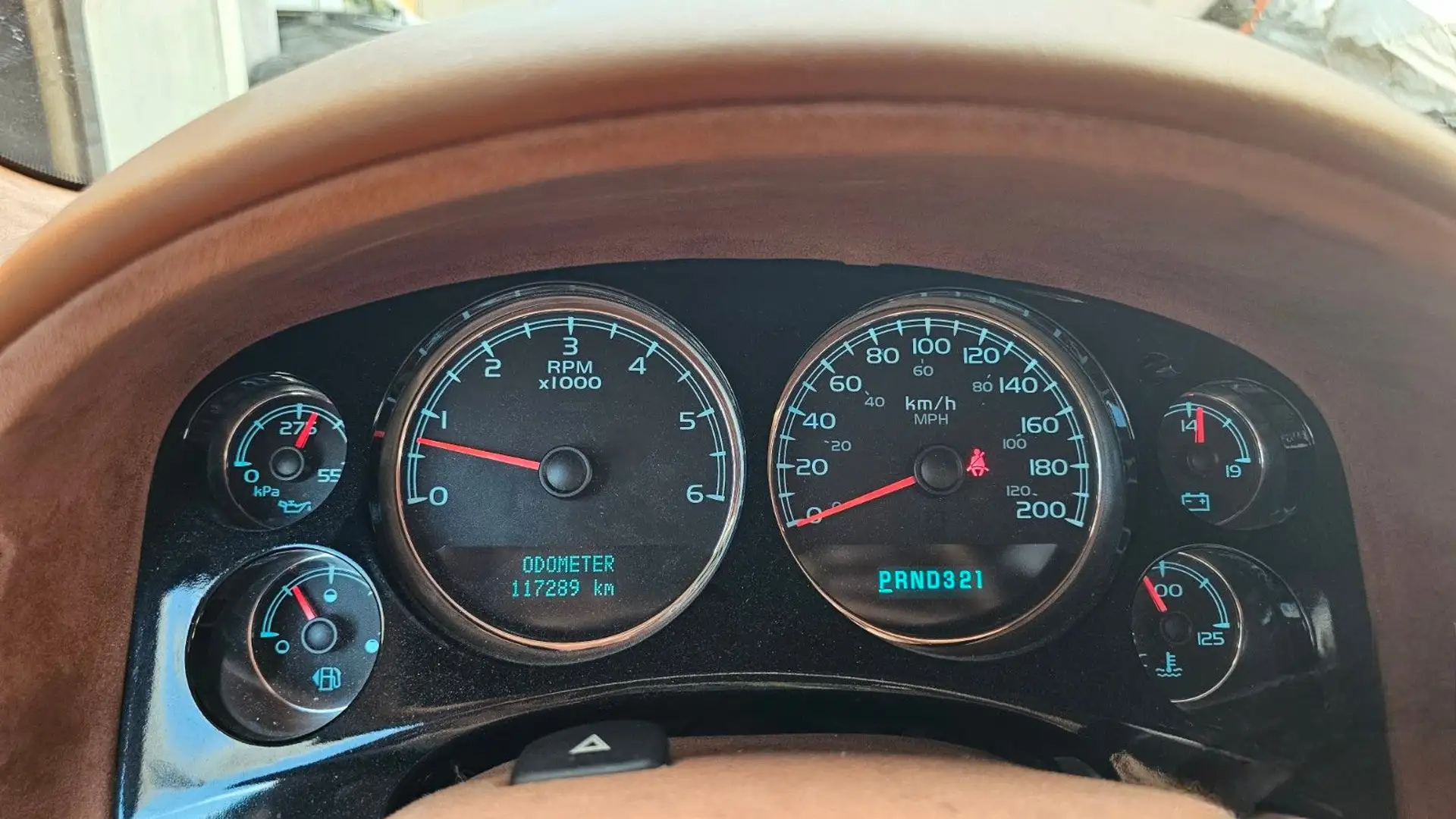 Chevrolet Suburban 4X4 7Sitzer LPG LCD Shzg Tempomat Negro - 2