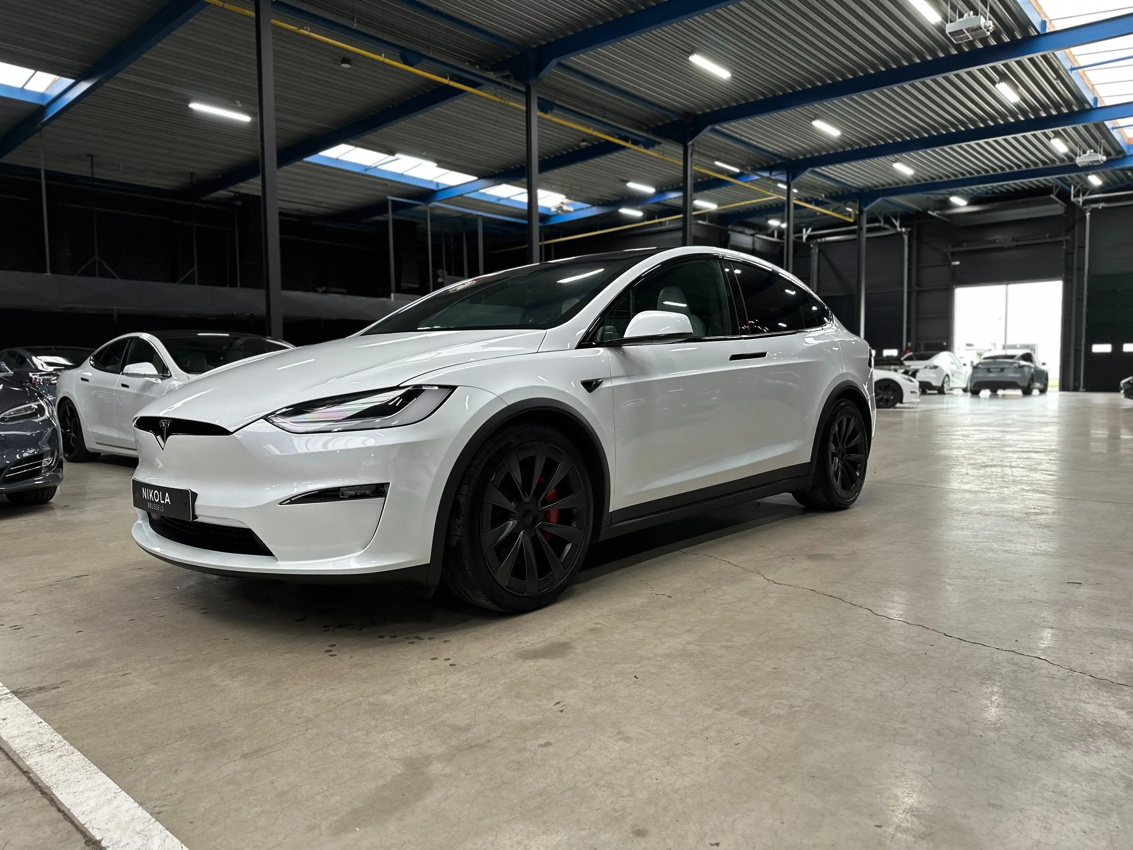 Tesla Model X PLAID - WHITE INTERIOR - 6 SEAT - 22" WHEELS — photo 5
