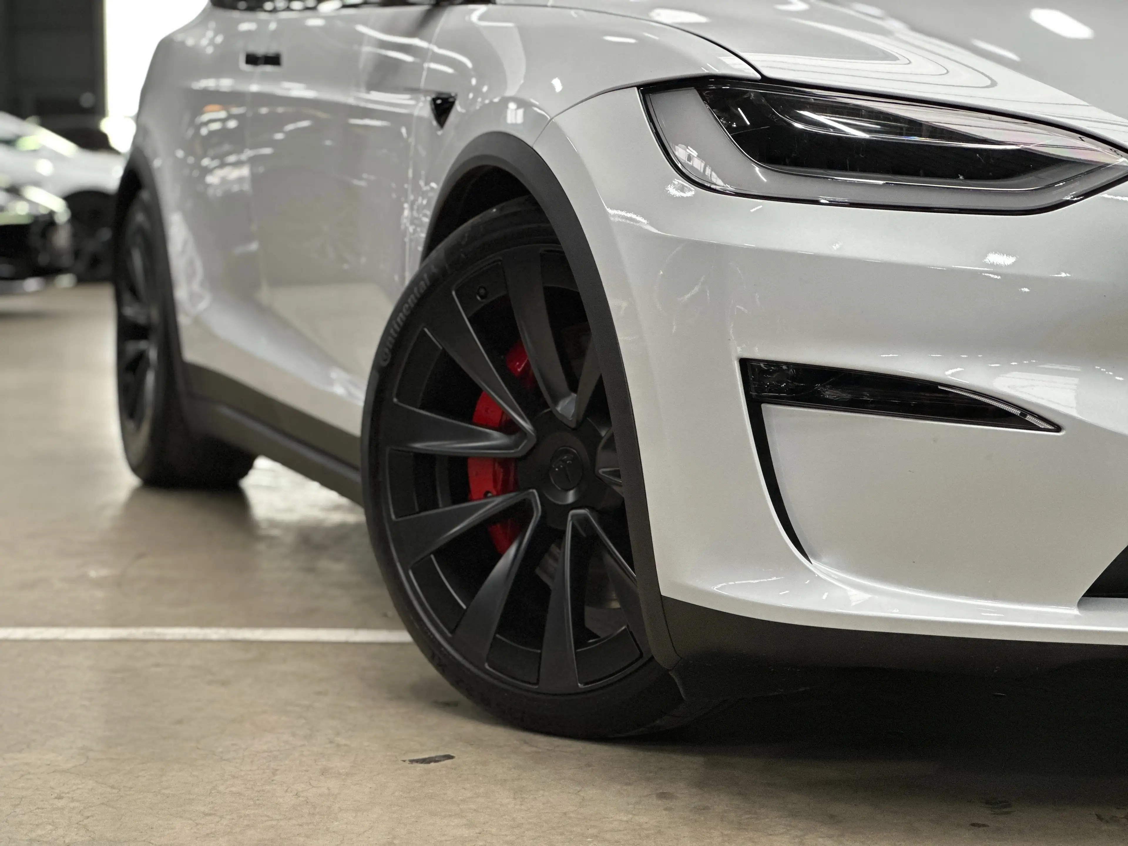 Tesla Model X PLAID - WHITE INTERIOR - 6 SEAT - 22" WHEELS — photo 2