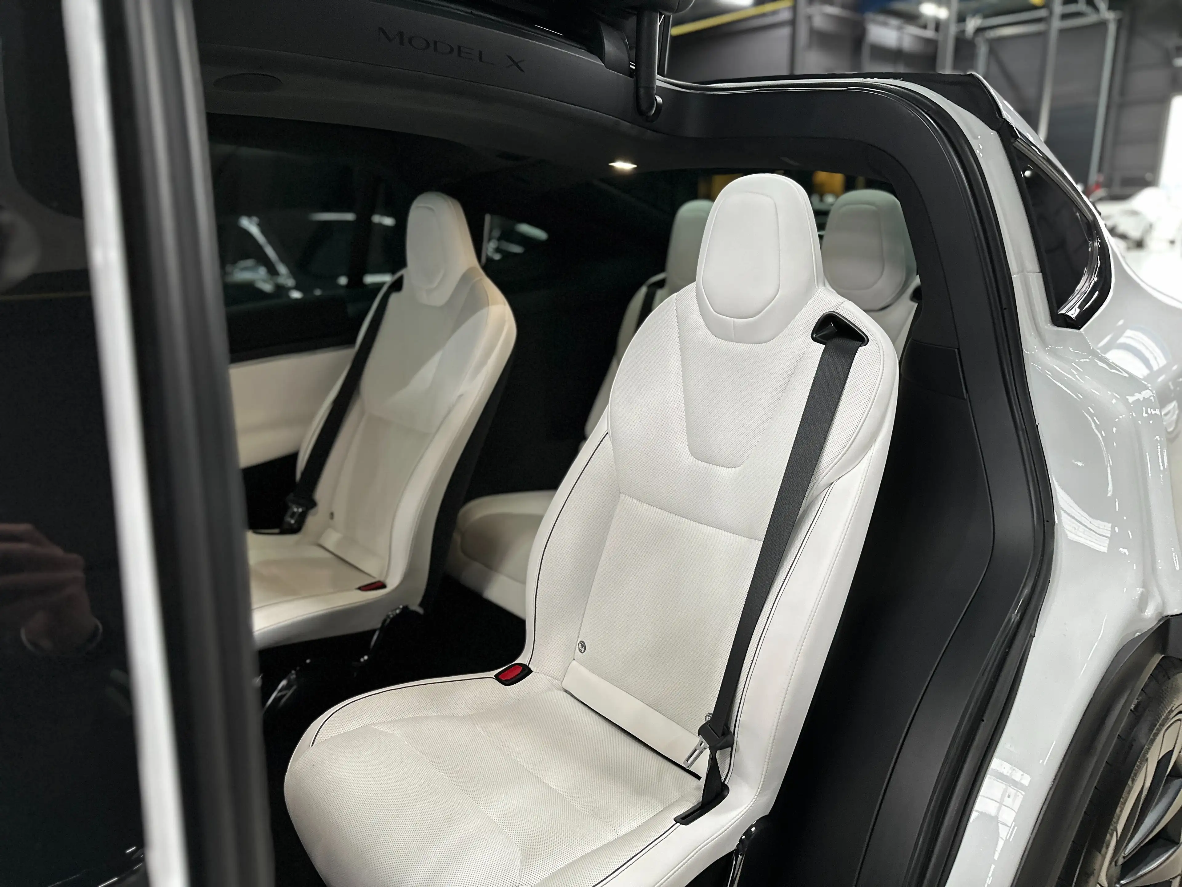 Tesla Model X PLAID - WHITE INTERIOR - 6 SEAT - 22" WHEELS — photo 15