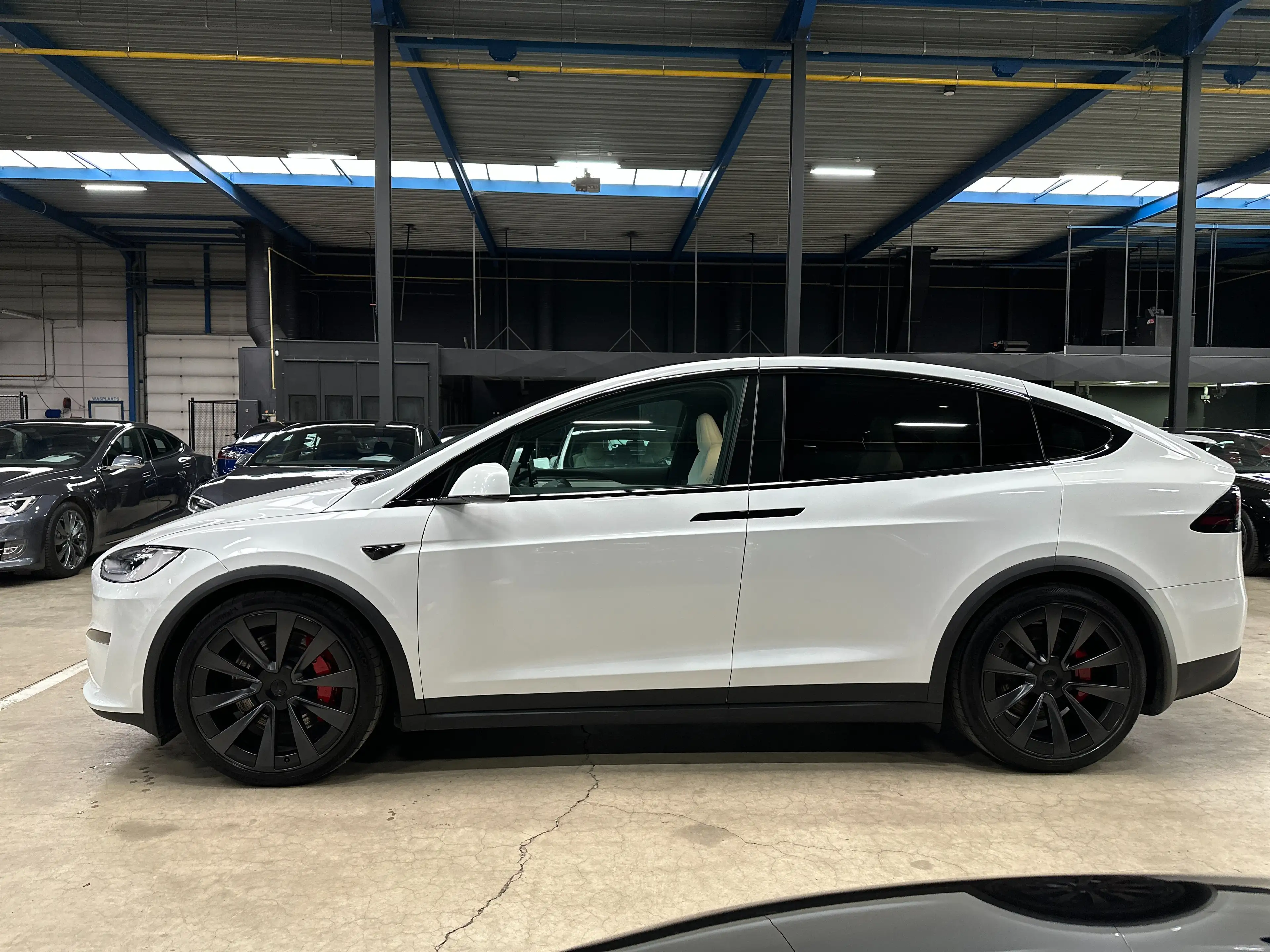 Tesla Model X PLAID - WHITE INTERIOR - 6 SEAT - 22" WHEELS — photo 6