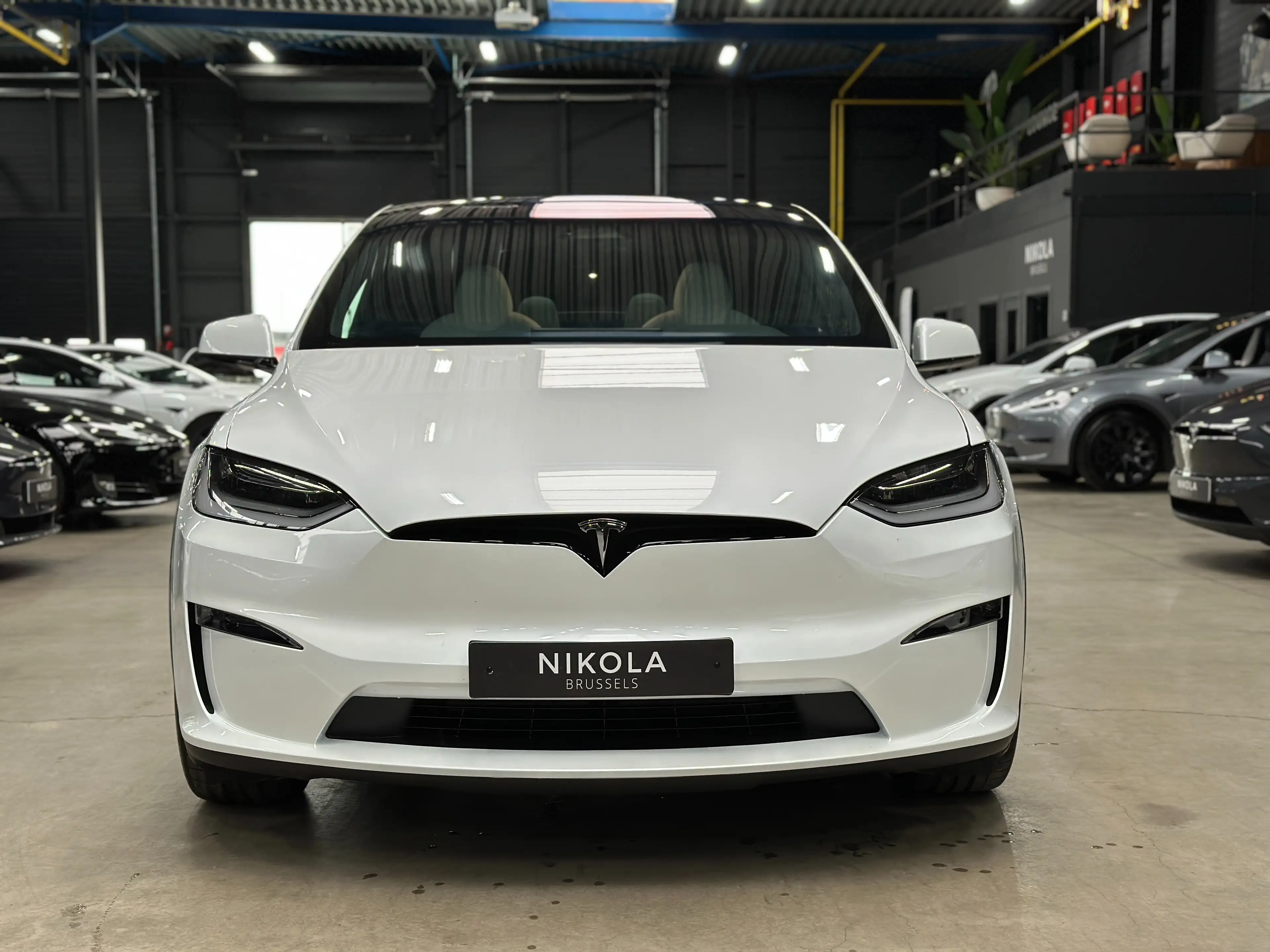 Tesla Model X PLAID - WHITE INTERIOR - 6 SEAT - 22" WHEELS — photo 3
