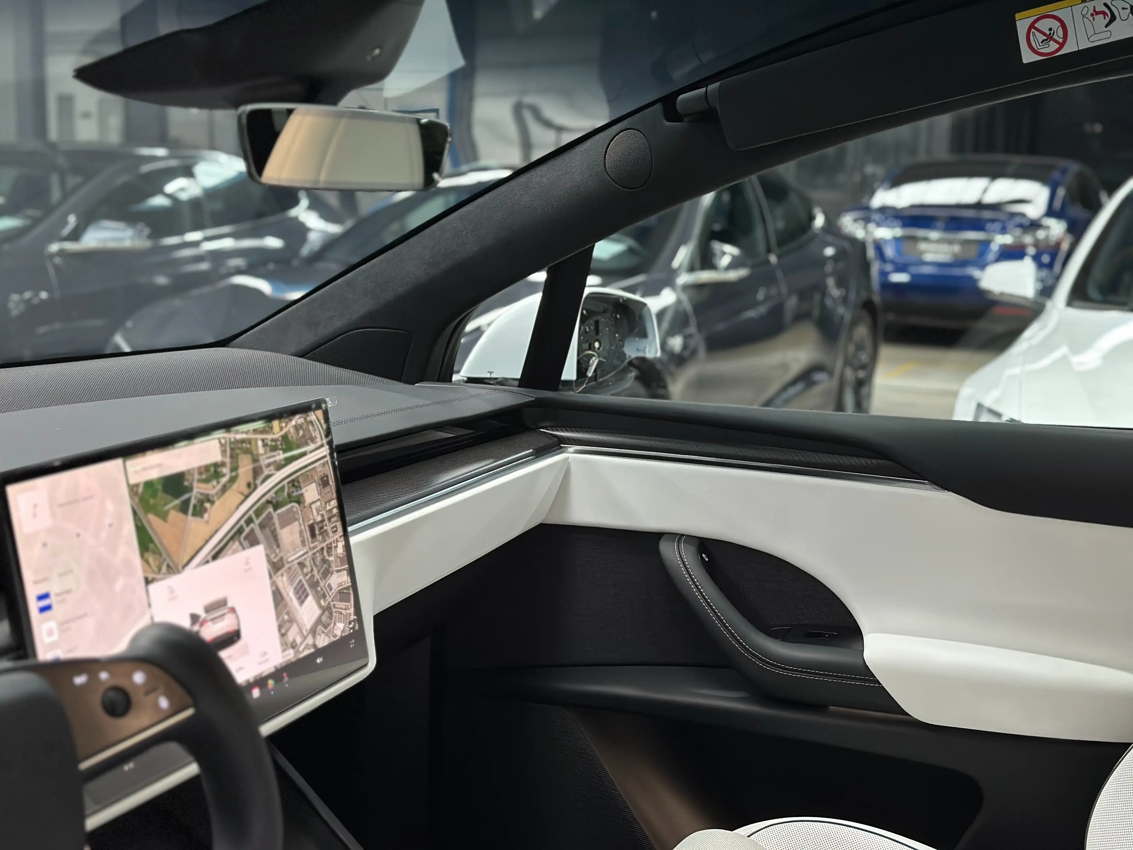 Tesla Model X PLAID - WHITE INTERIOR - 6 SEAT - 22" WHEELS — photo 13