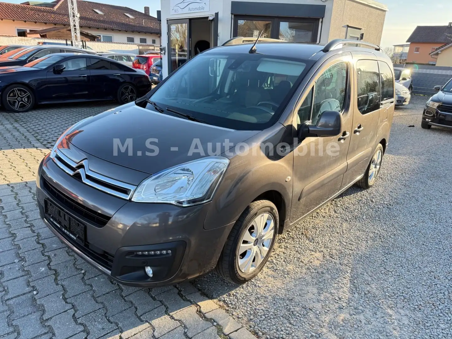 Citroen Berlingo Kombi Shine*1.Hand*Navi*SHZ*PDC*Klima* Gris - 1
