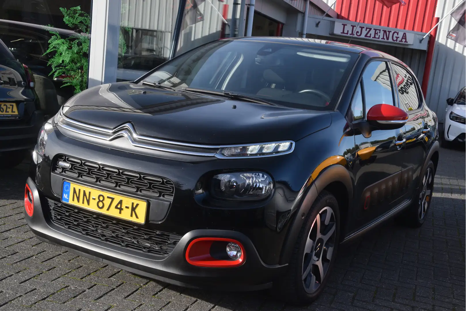 Citroen C3 1.2 PureTech S&S Shine Carplay | Trekhaak | Pano | Noir - 2