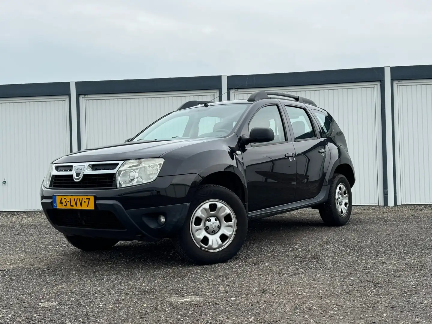 Dacia Duster 1.6 Lauréate 2wd | Dealeronderhouden | 1e Eig | Zwart - 1