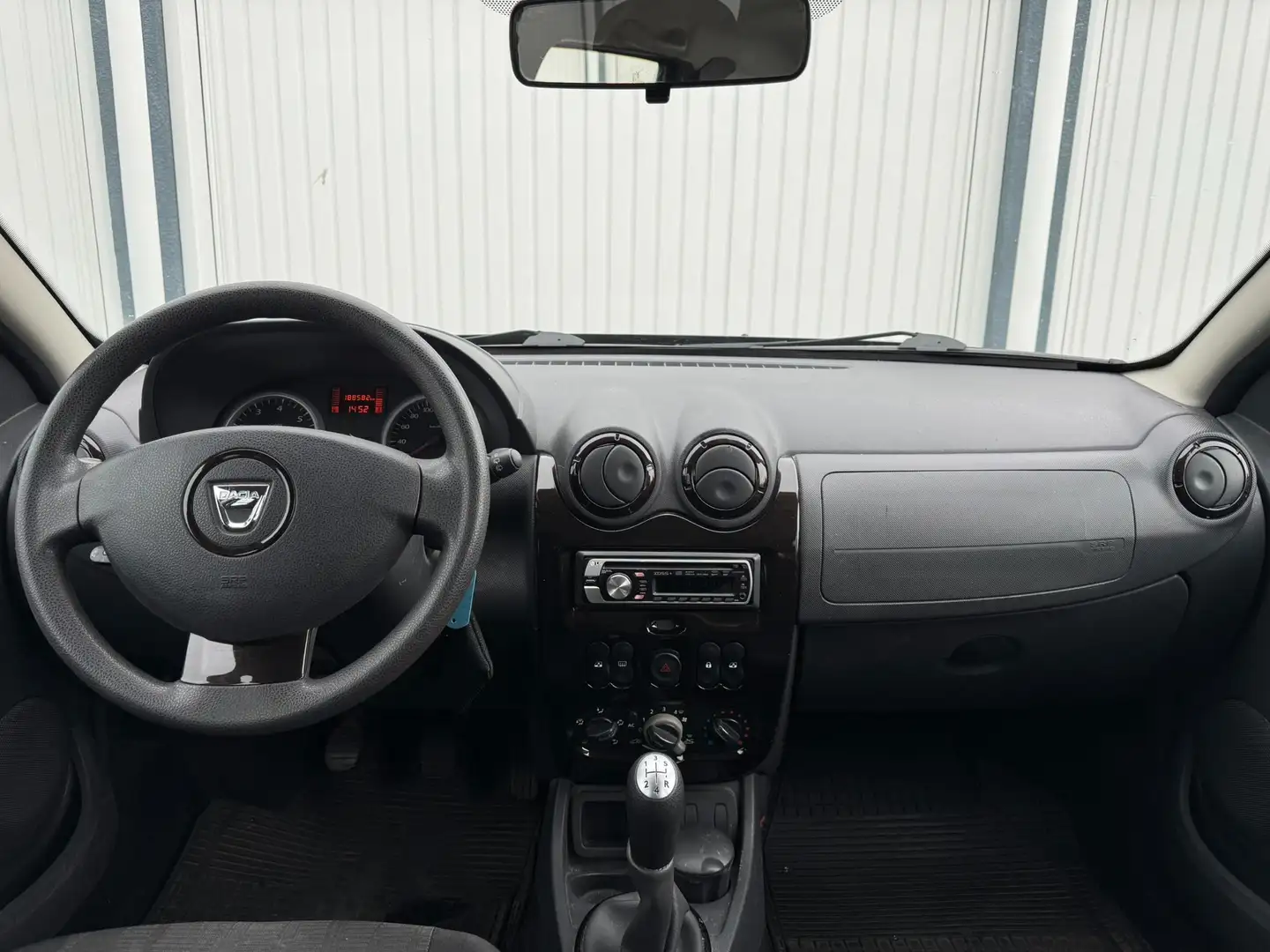 Dacia Duster 1.6 Lauréate 2wd | Dealeronderhouden | 1e Eig | Zwart - 2