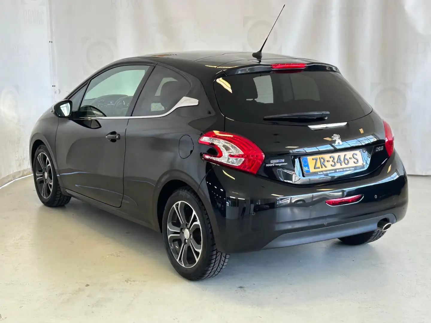 Peugeot 208 1.6 BlueHDi Allure|1E EIG in NL|NAVI|CRUISE|AIRCO| Zwart - 2