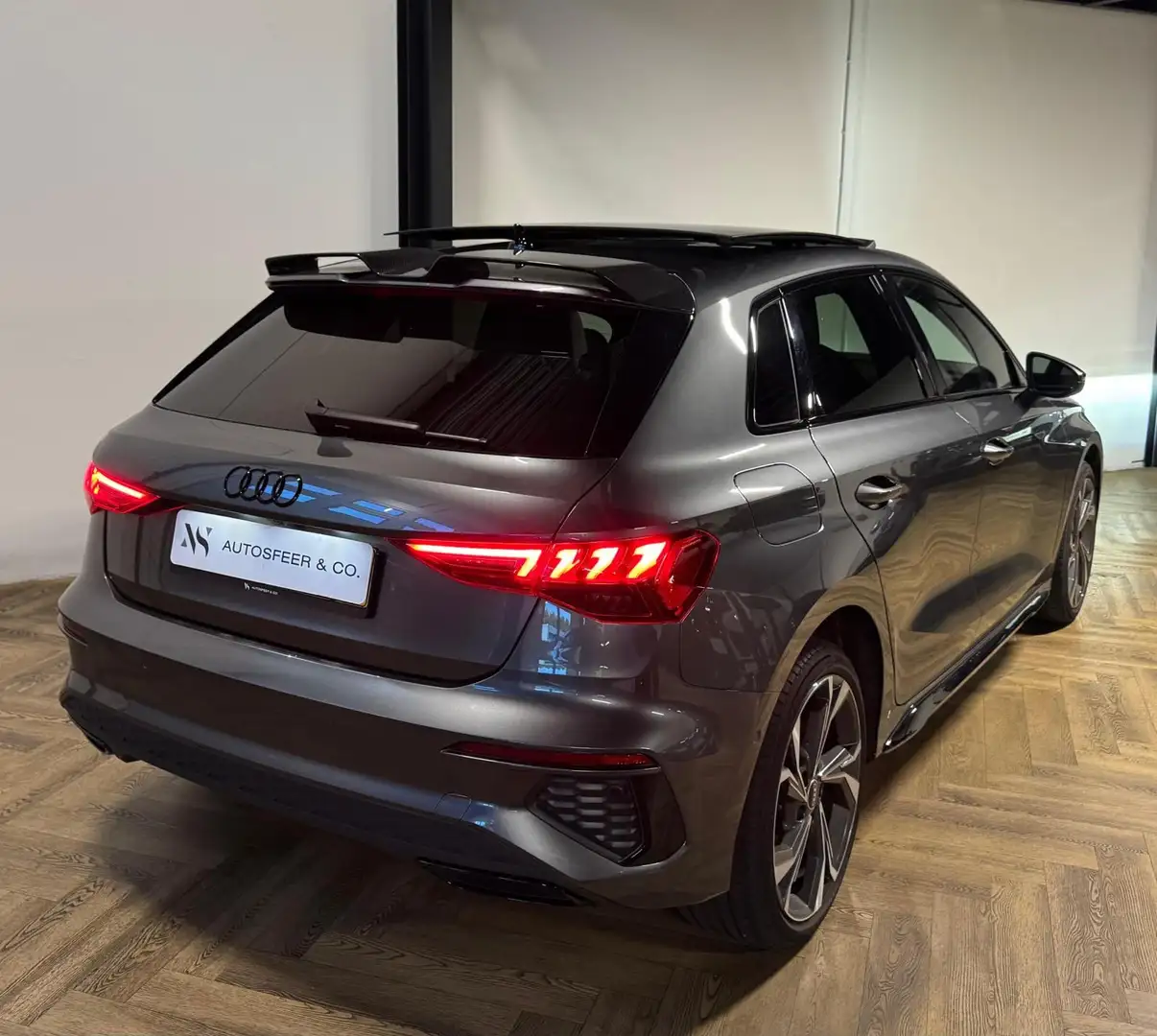 Audi A3 Sportback 45 TFSI e S edition Competition PANO VOL Grijs - 2