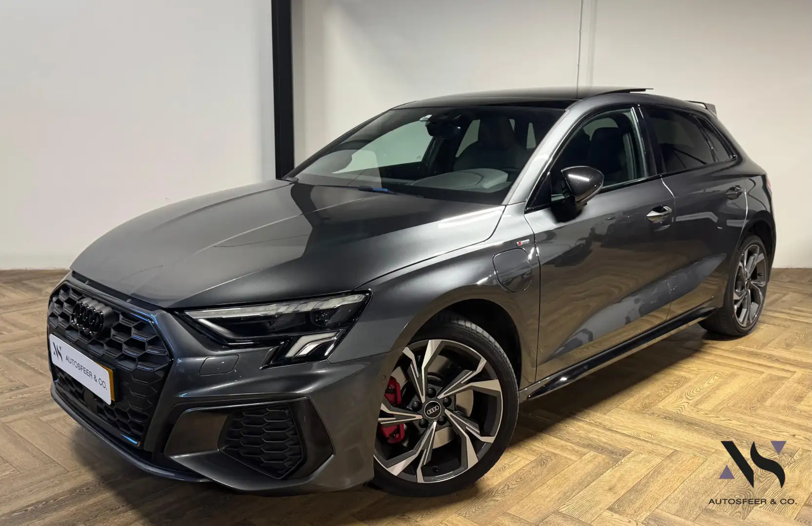 Audi A3 Sportback 45 TFSI e S edition Competition PANO VOL Grijs - 1