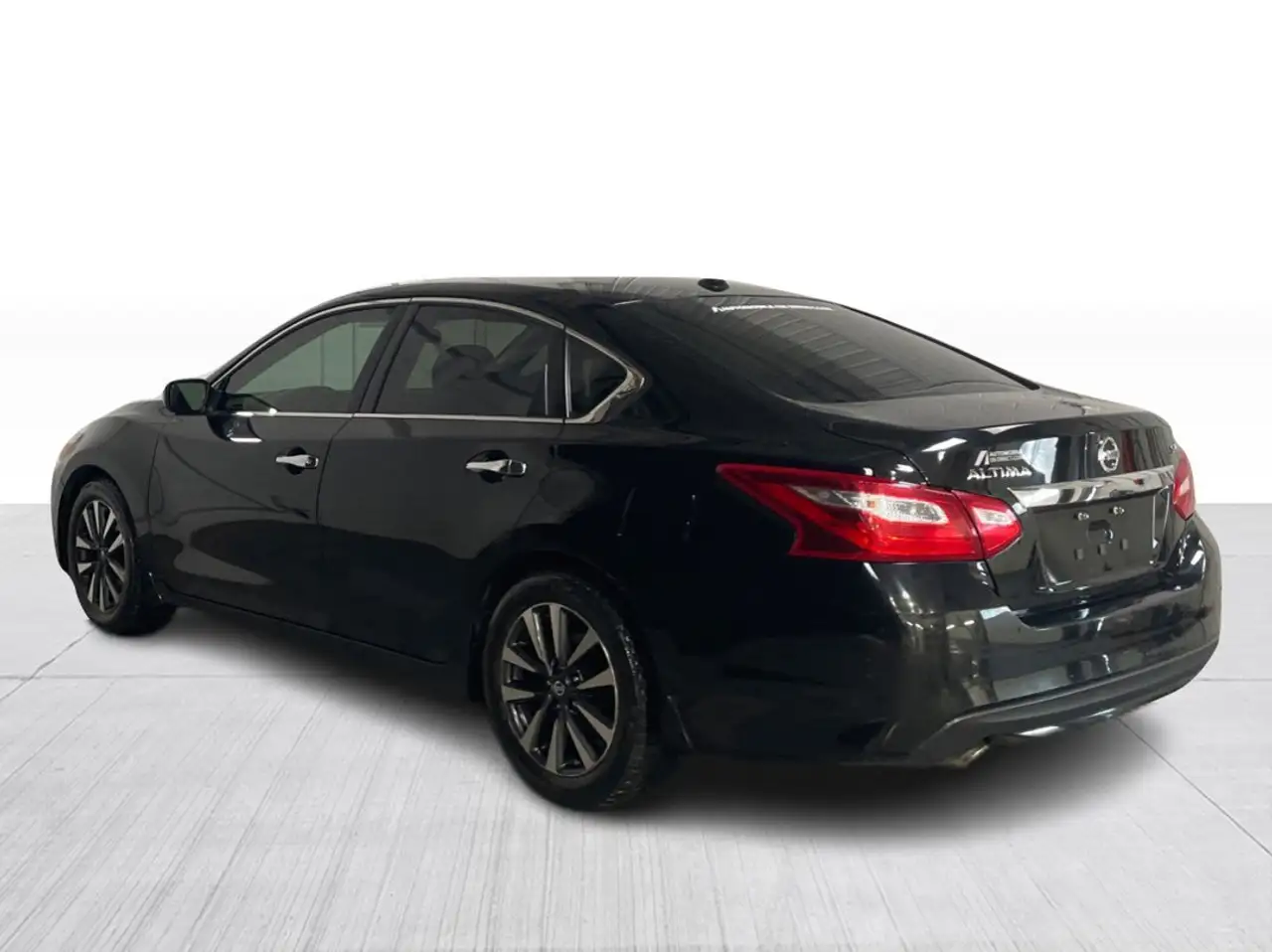 Nissan Altima снимка Nissan Altima
