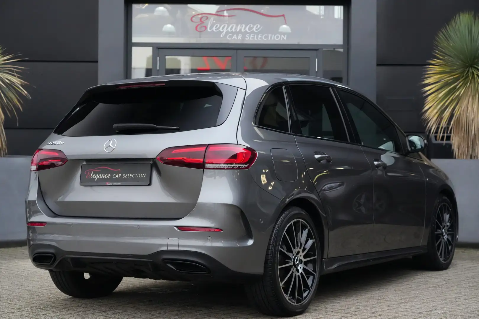 Mercedes-Benz B 250 e Premium Plus 218pk Panoramadak/Trekhaak/Camera Gris - 2