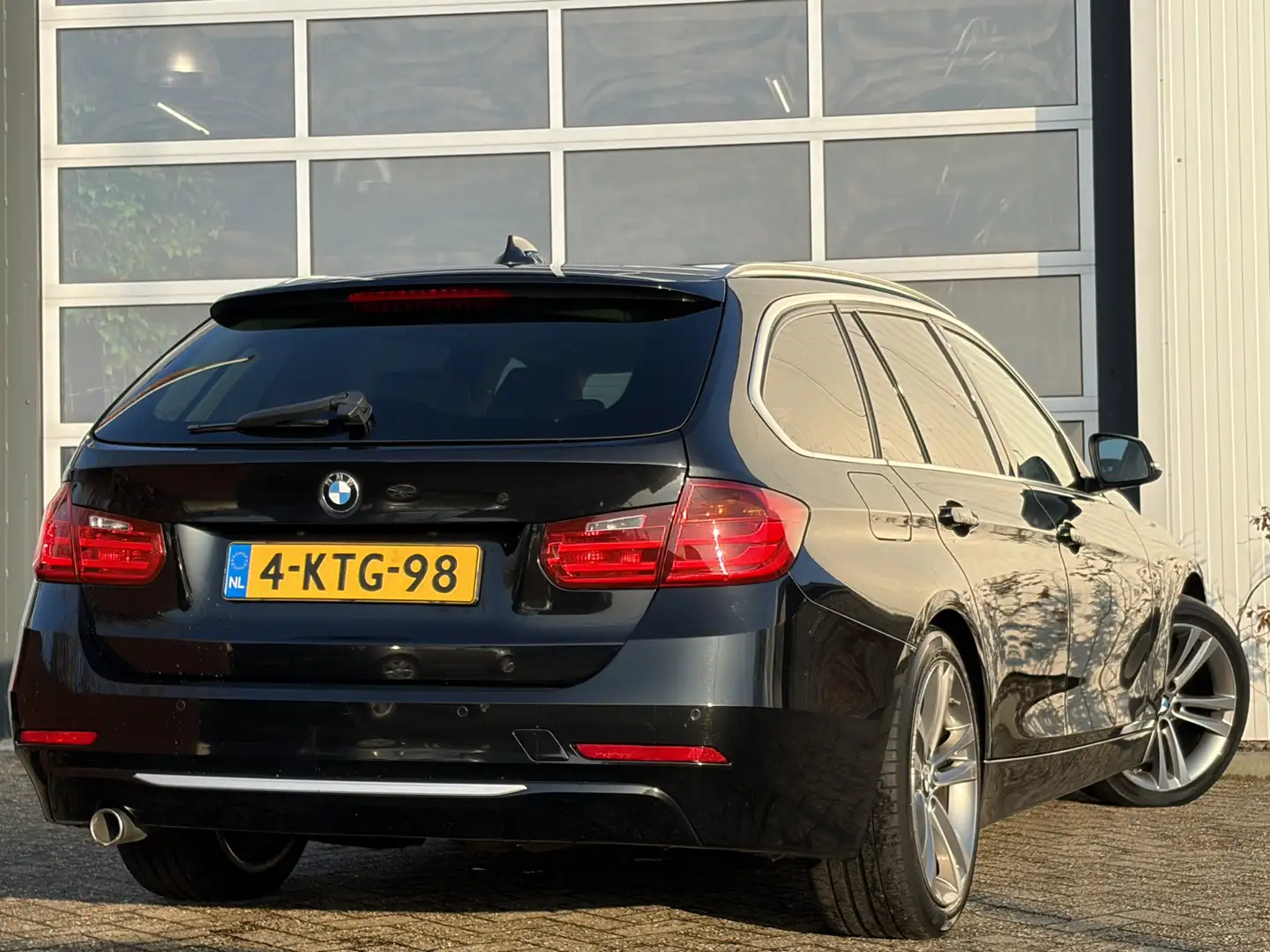 BMW 320 3-serie Touring 320d EfficientDynamics Edition Hig Schwarz - 2