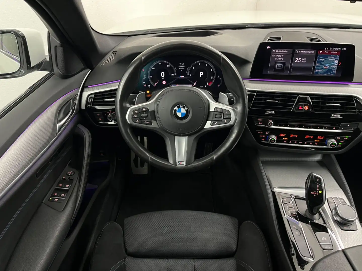 BMW 520 d     xDrive Touring Aut. ***M-Sport | AHK | Pano Blanc - 2